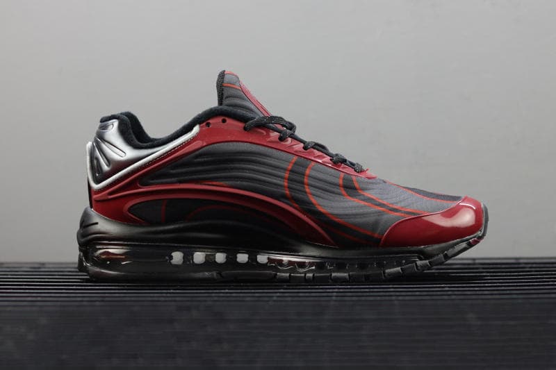 Nike と Skepta の次なるコラボモデルをとらえた実物写真がリーク Air Max Deluxeは全3色展開に？ 様々な噂や憶測が飛び交い、次なるドロップに期待が高まる〈Nike（ナイキ）〉とSkepta（スケプタ）の共同プロジェクトは、今年3月に未だ謎多きスニーカーリークアカウント、@py_ratesが本稿の最下段で投稿した1枚の画像が引き金となった。そこには2018年7月の発売を示唆する文字が添えられており、早ければ2週間後にも登場する可能性があるダブルネームのAir Max Deluxeだが、この度、その存在を確約するに等しい実物写真が公開された。  そのフォトセットによると、現代グライム界の最重要人物が展開するDeluxeは、ディープレッド/ブラック、パープル/マーブル、そして〈Nike〉の人気カラーのひとつとして広く認知されている“Neon”の全3色構成となるようだ。無論、現段階で〈Nike〉からの正式発表はないものの、一部では今月中にもドロップという見解も浮上しているので、スニーカーヘッズ諸君はSkeptaの動向を注意深く見守るべきだろう。  また、〈Nike〉と言えば〈Levi’s®（リーバイス）〉のAir Jordan 4のアップデートもお見逃しなく。