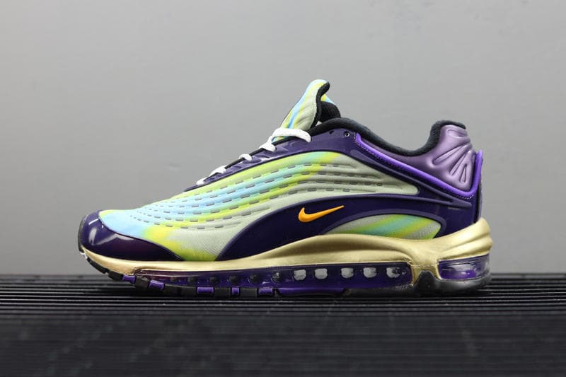 Nike と Skepta の次なるコラボモデルをとらえた実物写真がリーク Air Max Deluxeは全3色展開に？ 様々な噂や憶測が飛び交い、次なるドロップに期待が高まる〈Nike（ナイキ）〉とSkepta（スケプタ）の共同プロジェクトは、今年3月に未だ謎多きスニーカーリークアカウント、@py_ratesが本稿の最下段で投稿した1枚の画像が引き金となった。そこには2018年7月の発売を示唆する文字が添えられており、早ければ2週間後にも登場する可能性があるダブルネームのAir Max Deluxeだが、この度、その存在を確約するに等しい実物写真が公開された。  そのフォトセットによると、現代グライム界の最重要人物が展開するDeluxeは、ディープレッド/ブラック、パープル/マーブル、そして〈Nike〉の人気カラーのひとつとして広く認知されている“Neon”の全3色構成となるようだ。無論、現段階で〈Nike〉からの正式発表はないものの、一部では今月中にもドロップという見解も浮上しているので、スニーカーヘッズ諸君はSkeptaの動向を注意深く見守るべきだろう。  また、〈Nike〉と言えば〈Levi’s®（リーバイス）〉のAir Jordan 4のアップデートもお見逃しなく。