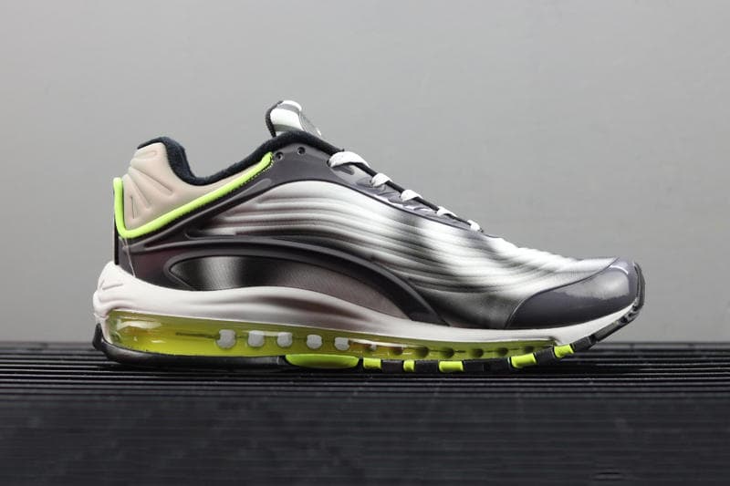 Nike と Skepta の次なるコラボモデルをとらえた実物写真がリーク Air Max Deluxeは全3色展開に？ 様々な噂や憶測が飛び交い、次なるドロップに期待が高まる〈Nike（ナイキ）〉とSkepta（スケプタ）の共同プロジェクトは、今年3月に未だ謎多きスニーカーリークアカウント、@py_ratesが本稿の最下段で投稿した1枚の画像が引き金となった。そこには2018年7月の発売を示唆する文字が添えられており、早ければ2週間後にも登場する可能性があるダブルネームのAir Max Deluxeだが、この度、その存在を確約するに等しい実物写真が公開された。  そのフォトセットによると、現代グライム界の最重要人物が展開するDeluxeは、ディープレッド/ブラック、パープル/マーブル、そして〈Nike〉の人気カラーのひとつとして広く認知されている“Neon”の全3色構成となるようだ。無論、現段階で〈Nike〉からの正式発表はないものの、一部では今月中にもドロップという見解も浮上しているので、スニーカーヘッズ諸君はSkeptaの動向を注意深く見守るべきだろう。  また、〈Nike〉と言えば〈Levi’s®（リーバイス）〉のAir Jordan 4のアップデートもお見逃しなく。