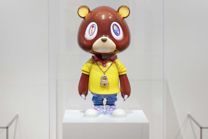 テキサスで開催される村上隆の回顧展“タコが己の足を食う”の様子を独占入手 過去の名作から村上氏自身が所有するアーカイブまで、『フォートワース現代美術館』にディスプレイされた展示品の数々をチェック 一般公開に先駆けて、『HYPEBEAST』は『フォートワース現代美術館』から、村上隆の回顧展の様子を撮影したフォトセットを独占入手することに成功した。日本を代表する現代アーティストは、『バンクーバー美術館』で開催された“The Octopus Eats Its Own Leg（タコが己の足を食う）”をテキサスへと持ち込み、1997年から今日に至るまでの作品を大々的に展示。2009年に制作された『Perrotin』所蔵のオイルペイント作品“Flower Matanga”を筆頭に、“Flower Ball”や村上氏が個人で所有する“Kanye Bear”などが一堂に会する本展は、「カイカイキキ」の主宰の軌跡をなぞる見応え満載の内容となっている。  『フォートワース現代美術館』での会期は9月16日（現地時間）までとなっているので、現地を訪れる機会がある方は是非足を運んでみてはいかがだろうか。  ちなみに、村上隆が手がけたKanye West（カニエ・ウェスト）とKid Cudi（キッド・カディ）のコラボアルバム『Kids See Ghosts』のジャケットはもうチェック済み？  The Modern Art Museum of Fort Worth 3200 Darnell St. Fort Worth, TX 76107