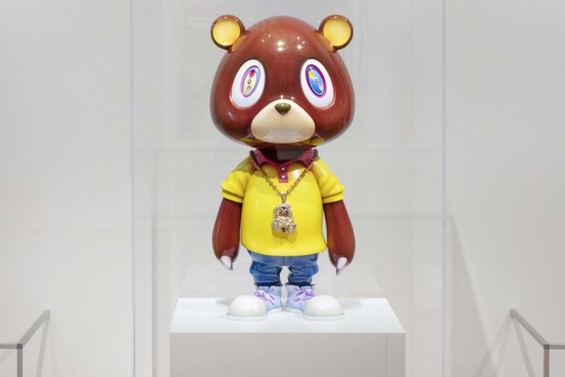 テキサスで開催される村上隆の回顧展“タコが己の足を食う”の様子を独占入手 過去の名作から村上氏自身が所有するアーカイブまで、『フォートワース現代美術館』にディスプレイされた展示品の数々をチェック 一般公開に先駆けて、『HYPEBEAST』は『フォートワース現代美術館』から、村上隆の回顧展の様子を撮影したフォトセットを独占入手することに成功した。日本を代表する現代アーティストは、『バンクーバー美術館』で開催された“The Octopus Eats Its Own Leg（タコが己の足を食う）”をテキサスへと持ち込み、1997年から今日に至るまでの作品を大々的に展示。2009年に制作された『Perrotin』所蔵のオイルペイント作品“Flower Matanga”を筆頭に、“Flower Ball”や村上氏が個人で所有する“Kanye Bear”などが一堂に会する本展は、「カイカイキキ」の主宰の軌跡をなぞる見応え満載の内容となっている。  『フォートワース現代美術館』での会期は9月16日（現地時間）までとなっているので、現地を訪れる機会がある方は是非足を運んでみてはいかがだろうか。  ちなみに、村上隆が手がけたKanye West（カニエ・ウェスト）とKid Cudi（キッド・カディ）のコラボアルバム『Kids See Ghosts』のジャケットはもうチェック済み？  The Modern Art Museum of Fort Worth 3200 Darnell St. Fort Worth, TX 76107