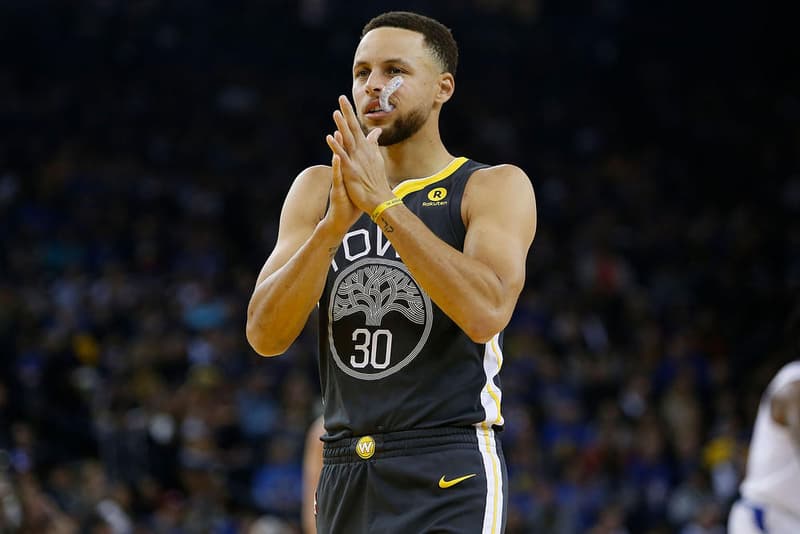 ウォリアーズが NBA 優勝直後のシャンパンファイトに費やした金額に唖然 〈Public School〉がデザインしたものを含む限定品の「Moët」300本の総額は何と…… 先週土曜日、ゴールデンステート・ウォリアーズはクリーブランド・キャバリアーズを下し、NBA2連覇を達成。LeBron James(レブロン・ジェームズ)がGame1で右手を骨折し、それでもプレーを続けていたという情報には多くの人が驚いたことだろうが、それ以上にチーム力の差は歴然で、DubNationは間違いなくNBA史上最強のチームのひとつであることが今回のスイープで証明された。 そのGSWは優勝後にロッカールームでシャンパンファイトを開催。これについて、「ESPN」のスポーツビジネスレポーターを務めるDarren Rovell(ダレン・ロベル)が面白い情報を提供している。Rovell曰く、ウォリアーズは〈Public School(パブリック スクール)〉がデザインしたMoët Nectar Rose Public School Luminous Magnumsを150本、Moët Impérial Golden Luminous Magnum Bottlesを150本、合計で300本を超える高級シャンパンを用意した模様。これらの小売価格を計算すると、何と……総額で約4,380万円にもおよぶという。さすがはNBA王者。シャンパンファイトでも“格の違い”を見せつけてくれた。 Twitterの裏アカウントでチームの選手たちを批難していた76ersのバスケットボール運営部門代表の話や、Kevin Durant(ケビン・デュラント)が過去に〈Under Armour(アンダー アーマー)〉からの超高待遇オファーを断った理由など、その他のNBA関連のニュースもあわせてご確認を。