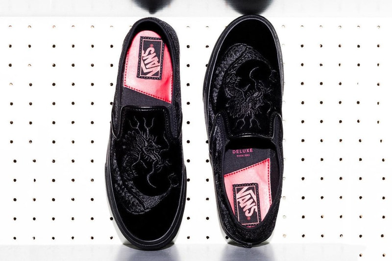 DELUXE がスカジャンを彷彿させるベルベット素材の Vans Slip-On をドロップ 東京のストリートテーラーが漢たちに贈る龍をアッパーに纏った逸足 〈Danner（ダナー）〉の別注サンダルのリリースも記憶に新しい〈DELUXE（デラックス）〉が今度は〈Vans（ヴァンズ）〉と手を組み、Classic Slip-Onのコラボモデルをドロップする。友好な関係を両者は、Slip-Onのアッパーに黒いベルベット素材を採用。さらに、アッパーにはスカジャンを彷彿させる龍があしらわれ、着用時に見えないライニング部分にもピンクを使用するなど、色気を感じさせる上品な一足に仕上がっている。  〈DELUXE〉x〈Vans〉のClassic Slip-Onは6月16日（土）発売だが、価格は明かされていない。気になる方はカレンダーのマークをお忘れなく。