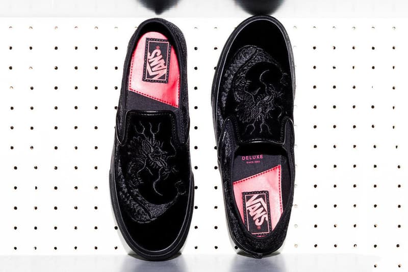 DELUXE がスカジャンを彷彿させるベルベット素材の Vans Slip-On をドロップ 東京のストリートテーラーが漢たちに贈る龍をアッパーに纏った逸足 〈Danner(ダナー)〉の別注サンダルのリリースも記憶に新しい〈DELUXE(デラックス)〉が今度は〈Vans(ヴァンズ)〉と手を組み、Classic Slip-Onのコラボモデルをドロップする。友好な関係を両者は、Slip-Onのアッパーに黒いベルベット素材を採用。さらに、アッパーにはスカジャンを彷彿させる龍があしらわれ、着用時に見えないライニング部分にもピンクを使用するなど、色気を感じさせる上品な一足に仕上がっている。 〈DELUXE〉x〈Vans〉のClassic Slip-Onは6月16日(土)発売だが、価格は明かされていない。気になる方はカレンダーのマークをお忘れなく。