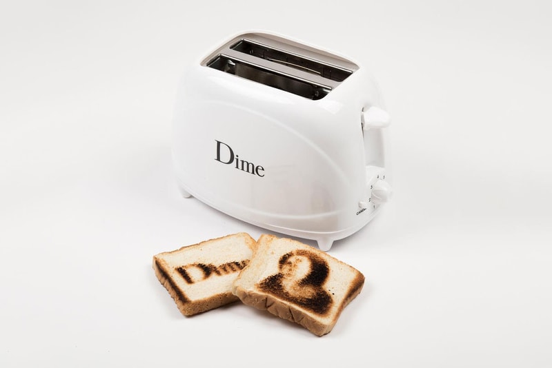 スケーターたちが絶大な信頼を置く Dime のトースターの発売日が決定 〈Dime〉で朝食を 昨年12月に〈Dime(ダイム)〉が公開したトースターのティーザーは、スケーター界隈の一部でちょっとした話題になった。だがこの度、モントリオール発のスケートレーベルがこの購買意欲を駆り立てるホームグッズの正式リリースを発表。このトースター、よくあるクラシカルな2枚焼きのボディに〈Dime〉のロゴを配しただけではない。何と、出来上がったパンには〈Dime〉のロゴ、そしてElías García Martínez(エリアス・ガルシア・マルティネス)のフレスコ画“この人を見よ”が焼きつかれるのだ。 〈Dime〉のトースターは、『dimemtl.com』にて6月18日(現地時間)より発売開始。毎日の朝食にもストリートのエッセンスをプラスしたいという方は、こちらから2018年夏コレクション第2弾の詳細を予習しておこう。 〈STÜSSY(ステューシー)〉の最新ストックチャプターシリーズや、アメリカ西海岸を拠点とするストリートウェアレーベル〈Brotherhood(ブラザーフッド)〉のサマーコレクションなど、その他の最旬ファッションニュースもあわせてご確認を。 HYPEBEAST