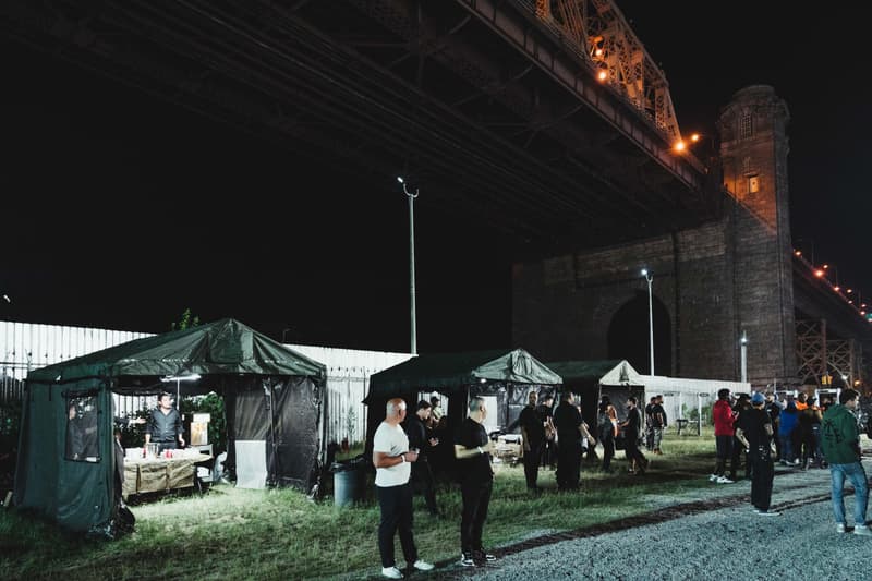 Kanye West がプロデュースした Nas の新アルバム『Nasir』のリスニングパーティーの様子をレポート 名盤入りが確実視される一枚に豪華セレブリティたちが酔いしれ、軍事施設のようなクイーンズの会場は大盛り上がり 説明不要の大物ラッパー Nas（ナズ）は遂に、Kanye West（カニエ・ウェスト）プロデュースの最新アルバム『Nasir』をリリース。そして、この全世界待望のリリースを記念して、Nasの地元であるニューヨーク・クイーンズに架かるクイーンズボロ橋の下でリスニングパーティーが開催された。  会場にはカモフラ柄を纏ったトラックが複数台駐車され、その脇にはテントも張られるなど、まるで戦場の軍事施設のような装いに。そこにはPusha T（プシャ・T）、2 Chainz（2チェインズ）、Chris Rock（クリス・ロック）、Big Boi（ビッグ・ボーイ）、Kim Kardashian（キム・カーダシアン）、LaLa Anthony（ララ・アンソニー）、Casey Neistat（ケイシー・ネイスタット）、Nasの実の弟Jungle（ジャングル）、AZ、Large Professor（ラージ・プロフェッサー）など、豪華セレブリティたちが祝福に駆けつけ、“Not For Radio”から幕を開ける最新アルバムに酔いしれた。その盛り上がり方は想像以上のもので、KanyeやNasもサークル内に埋もれ、Kimは軍用車両の上に登るほど。  『Nasir』はすでに日本でも配信がスタートしているので、試聴がお済みでない方は今すぐダウンロードをしてしまおう。  また、会場内で散見された『Nasir』のマーチコレクションの全貌もお見逃しなく。