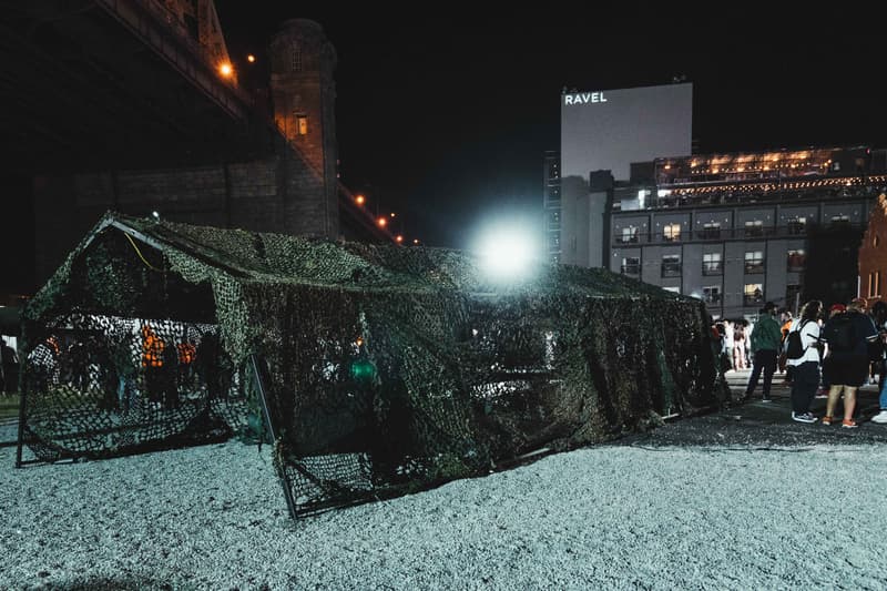 Kanye West がプロデュースした Nas の新アルバム『Nasir』のリスニングパーティーの様子をレポート 名盤入りが確実視される一枚に豪華セレブリティたちが酔いしれ、軍事施設のようなクイーンズの会場は大盛り上がり 説明不要の大物ラッパー Nas（ナズ）は遂に、Kanye West（カニエ・ウェスト）プロデュースの最新アルバム『Nasir』をリリース。そして、この全世界待望のリリースを記念して、Nasの地元であるニューヨーク・クイーンズに架かるクイーンズボロ橋の下でリスニングパーティーが開催された。  会場にはカモフラ柄を纏ったトラックが複数台駐車され、その脇にはテントも張られるなど、まるで戦場の軍事施設のような装いに。そこにはPusha T（プシャ・T）、2 Chainz（2チェインズ）、Chris Rock（クリス・ロック）、Big Boi（ビッグ・ボーイ）、Kim Kardashian（キム・カーダシアン）、LaLa Anthony（ララ・アンソニー）、Casey Neistat（ケイシー・ネイスタット）、Nasの実の弟Jungle（ジャングル）、AZ、Large Professor（ラージ・プロフェッサー）など、豪華セレブリティたちが祝福に駆けつけ、“Not For Radio”から幕を開ける最新アルバムに酔いしれた。その盛り上がり方は想像以上のもので、KanyeやNasもサークル内に埋もれ、Kimは軍用車両の上に登るほど。  『Nasir』はすでに日本でも配信がスタートしているので、試聴がお済みでない方は今すぐダウンロードをしてしまおう。  また、会場内で散見された『Nasir』のマーチコレクションの全貌もお見逃しなく。