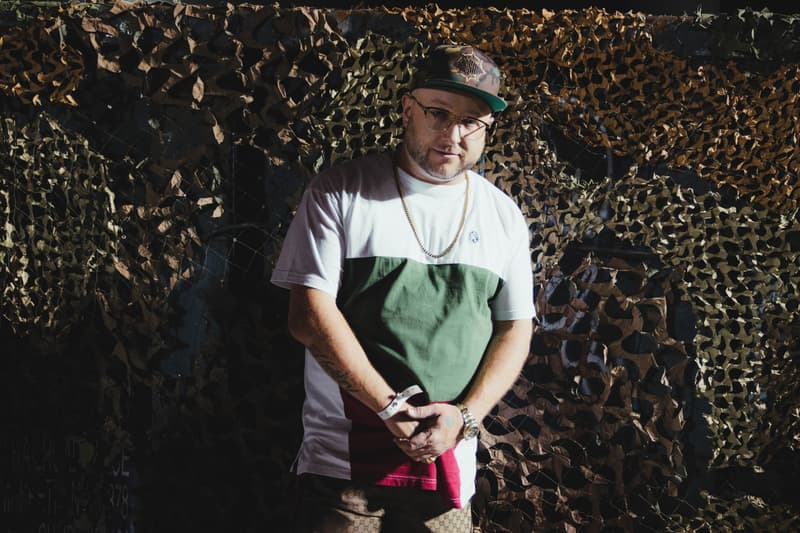 Kanye West がプロデュースした Nas の新アルバム『Nasir』のリスニングパーティーの様子をレポート 名盤入りが確実視される一枚に豪華セレブリティたちが酔いしれ、軍事施設のようなクイーンズの会場は大盛り上がり 説明不要の大物ラッパー Nas（ナズ）は遂に、Kanye West（カニエ・ウェスト）プロデュースの最新アルバム『Nasir』をリリース。そして、この全世界待望のリリースを記念して、Nasの地元であるニューヨーク・クイーンズに架かるクイーンズボロ橋の下でリスニングパーティーが開催された。  会場にはカモフラ柄を纏ったトラックが複数台駐車され、その脇にはテントも張られるなど、まるで戦場の軍事施設のような装いに。そこにはPusha T（プシャ・T）、2 Chainz（2チェインズ）、Chris Rock（クリス・ロック）、Big Boi（ビッグ・ボーイ）、Kim Kardashian（キム・カーダシアン）、LaLa Anthony（ララ・アンソニー）、Casey Neistat（ケイシー・ネイスタット）、Nasの実の弟Jungle（ジャングル）、AZ、Large Professor（ラージ・プロフェッサー）など、豪華セレブリティたちが祝福に駆けつけ、“Not For Radio”から幕を開ける最新アルバムに酔いしれた。その盛り上がり方は想像以上のもので、KanyeやNasもサークル内に埋もれ、Kimは軍用車両の上に登るほど。  『Nasir』はすでに日本でも配信がスタートしているので、試聴がお済みでない方は今すぐダウンロードをしてしまおう。  また、会場内で散見された『Nasir』のマーチコレクションの全貌もお見逃しなく。