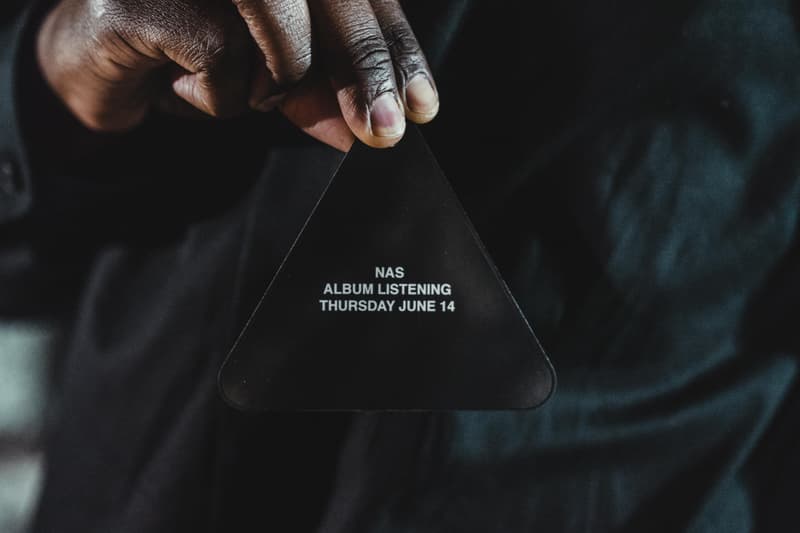 Kanye West がプロデュースした Nas の新アルバム『Nasir』のリスニングパーティーの様子をレポート 名盤入りが確実視される一枚に豪華セレブリティたちが酔いしれ、軍事施設のようなクイーンズの会場は大盛り上がり 説明不要の大物ラッパー Nas（ナズ）は遂に、Kanye West（カニエ・ウェスト）プロデュースの最新アルバム『Nasir』をリリース。そして、この全世界待望のリリースを記念して、Nasの地元であるニューヨーク・クイーンズに架かるクイーンズボロ橋の下でリスニングパーティーが開催された。  会場にはカモフラ柄を纏ったトラックが複数台駐車され、その脇にはテントも張られるなど、まるで戦場の軍事施設のような装いに。そこにはPusha T（プシャ・T）、2 Chainz（2チェインズ）、Chris Rock（クリス・ロック）、Big Boi（ビッグ・ボーイ）、Kim Kardashian（キム・カーダシアン）、LaLa Anthony（ララ・アンソニー）、Casey Neistat（ケイシー・ネイスタット）、Nasの実の弟Jungle（ジャングル）、AZ、Large Professor（ラージ・プロフェッサー）など、豪華セレブリティたちが祝福に駆けつけ、“Not For Radio”から幕を開ける最新アルバムに酔いしれた。その盛り上がり方は想像以上のもので、KanyeやNasもサークル内に埋もれ、Kimは軍用車両の上に登るほど。  『Nasir』はすでに日本でも配信がスタートしているので、試聴がお済みでない方は今すぐダウンロードをしてしまおう。  また、会場内で散見された『Nasir』のマーチコレクションの全貌もお見逃しなく。