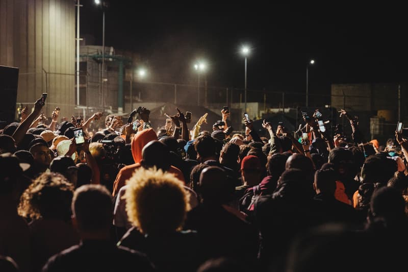 Kanye West がプロデュースした Nas の新アルバム『Nasir』のリスニングパーティーの様子をレポート 名盤入りが確実視される一枚に豪華セレブリティたちが酔いしれ、軍事施設のようなクイーンズの会場は大盛り上がり 説明不要の大物ラッパー Nas（ナズ）は遂に、Kanye West（カニエ・ウェスト）プロデュースの最新アルバム『Nasir』をリリース。そして、この全世界待望のリリースを記念して、Nasの地元であるニューヨーク・クイーンズに架かるクイーンズボロ橋の下でリスニングパーティーが開催された。  会場にはカモフラ柄を纏ったトラックが複数台駐車され、その脇にはテントも張られるなど、まるで戦場の軍事施設のような装いに。そこにはPusha T（プシャ・T）、2 Chainz（2チェインズ）、Chris Rock（クリス・ロック）、Big Boi（ビッグ・ボーイ）、Kim Kardashian（キム・カーダシアン）、LaLa Anthony（ララ・アンソニー）、Casey Neistat（ケイシー・ネイスタット）、Nasの実の弟Jungle（ジャングル）、AZ、Large Professor（ラージ・プロフェッサー）など、豪華セレブリティたちが祝福に駆けつけ、“Not For Radio”から幕を開ける最新アルバムに酔いしれた。その盛り上がり方は想像以上のもので、KanyeやNasもサークル内に埋もれ、Kimは軍用車両の上に登るほど。  『Nasir』はすでに日本でも配信がスタートしているので、試聴がお済みでない方は今すぐダウンロードをしてしまおう。  また、会場内で散見された『Nasir』のマーチコレクションの全貌もお見逃しなく。