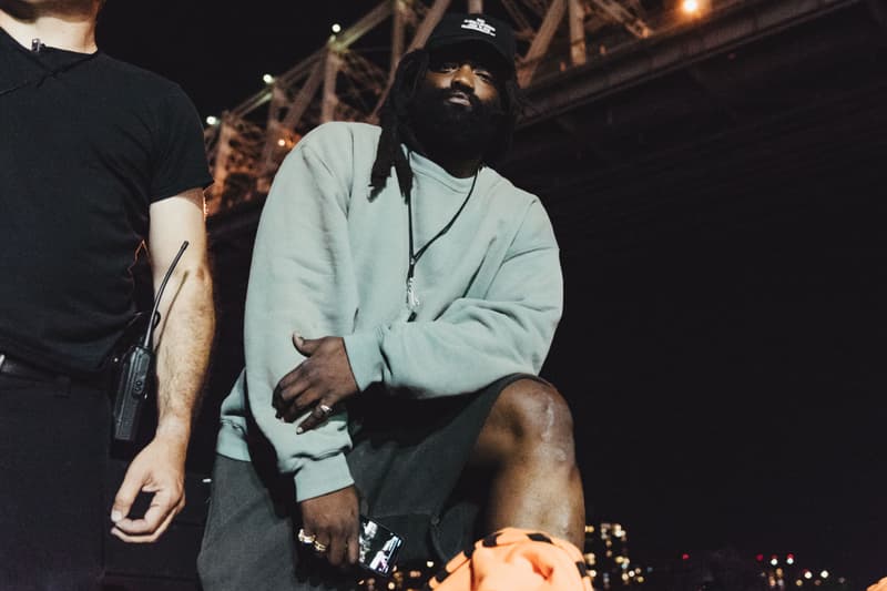 Kanye West がプロデュースした Nas の新アルバム『Nasir』のリスニングパーティーの様子をレポート 名盤入りが確実視される一枚に豪華セレブリティたちが酔いしれ、軍事施設のようなクイーンズの会場は大盛り上がり 説明不要の大物ラッパー Nas（ナズ）は遂に、Kanye West（カニエ・ウェスト）プロデュースの最新アルバム『Nasir』をリリース。そして、この全世界待望のリリースを記念して、Nasの地元であるニューヨーク・クイーンズに架かるクイーンズボロ橋の下でリスニングパーティーが開催された。  会場にはカモフラ柄を纏ったトラックが複数台駐車され、その脇にはテントも張られるなど、まるで戦場の軍事施設のような装いに。そこにはPusha T（プシャ・T）、2 Chainz（2チェインズ）、Chris Rock（クリス・ロック）、Big Boi（ビッグ・ボーイ）、Kim Kardashian（キム・カーダシアン）、LaLa Anthony（ララ・アンソニー）、Casey Neistat（ケイシー・ネイスタット）、Nasの実の弟Jungle（ジャングル）、AZ、Large Professor（ラージ・プロフェッサー）など、豪華セレブリティたちが祝福に駆けつけ、“Not For Radio”から幕を開ける最新アルバムに酔いしれた。その盛り上がり方は想像以上のもので、KanyeやNasもサークル内に埋もれ、Kimは軍用車両の上に登るほど。  『Nasir』はすでに日本でも配信がスタートしているので、試聴がお済みでない方は今すぐダウンロードをしてしまおう。  また、会場内で散見された『Nasir』のマーチコレクションの全貌もお見逃しなく。