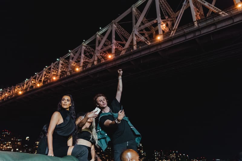 Kanye West がプロデュースした Nas の新アルバム『Nasir』のリスニングパーティーの様子をレポート 名盤入りが確実視される一枚に豪華セレブリティたちが酔いしれ、軍事施設のようなクイーンズの会場は大盛り上がり 説明不要の大物ラッパー Nas（ナズ）は遂に、Kanye West（カニエ・ウェスト）プロデュースの最新アルバム『Nasir』をリリース。そして、この全世界待望のリリースを記念して、Nasの地元であるニューヨーク・クイーンズに架かるクイーンズボロ橋の下でリスニングパーティーが開催された。  会場にはカモフラ柄を纏ったトラックが複数台駐車され、その脇にはテントも張られるなど、まるで戦場の軍事施設のような装いに。そこにはPusha T（プシャ・T）、2 Chainz（2チェインズ）、Chris Rock（クリス・ロック）、Big Boi（ビッグ・ボーイ）、Kim Kardashian（キム・カーダシアン）、LaLa Anthony（ララ・アンソニー）、Casey Neistat（ケイシー・ネイスタット）、Nasの実の弟Jungle（ジャングル）、AZ、Large Professor（ラージ・プロフェッサー）など、豪華セレブリティたちが祝福に駆けつけ、“Not For Radio”から幕を開ける最新アルバムに酔いしれた。その盛り上がり方は想像以上のもので、KanyeやNasもサークル内に埋もれ、Kimは軍用車両の上に登るほど。  『Nasir』はすでに日本でも配信がスタートしているので、試聴がお済みでない方は今すぐダウンロードをしてしまおう。  また、会場内で散見された『Nasir』のマーチコレクションの全貌もお見逃しなく。