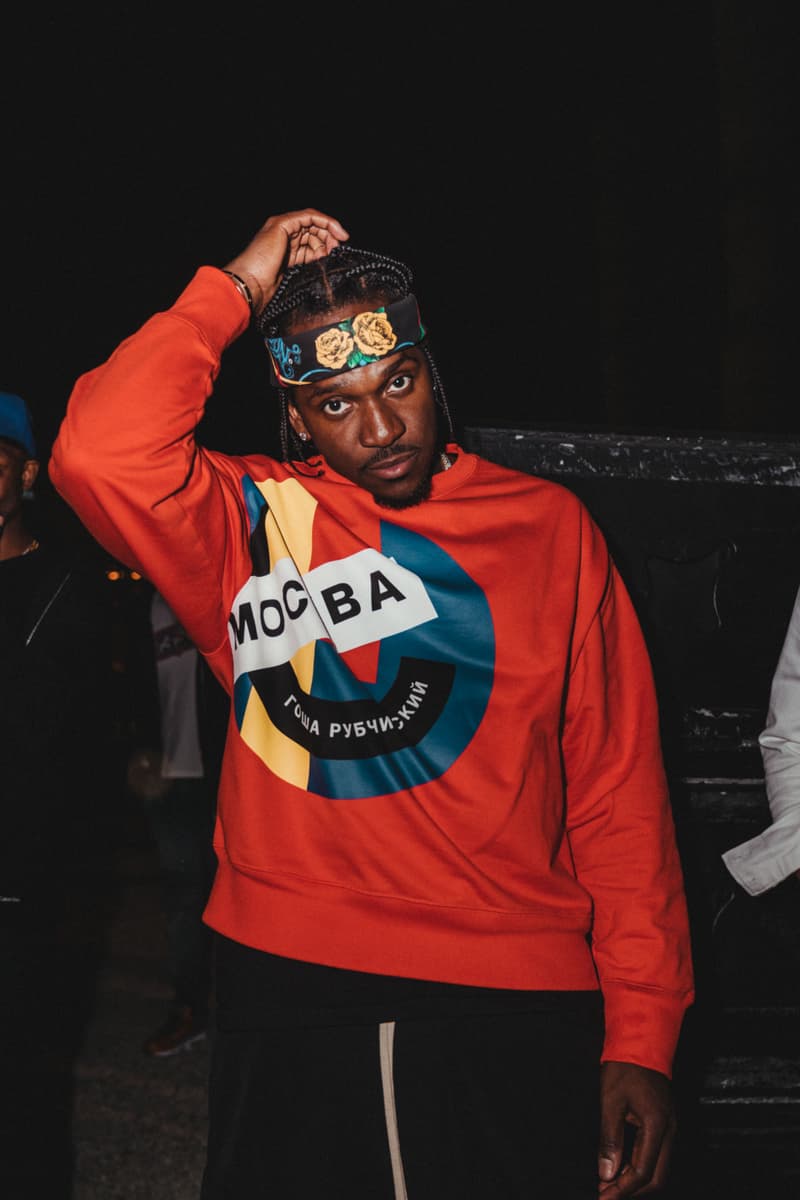 Kanye West がプロデュースした Nas の新アルバム『Nasir』のリスニングパーティーの様子をレポート 名盤入りが確実視される一枚に豪華セレブリティたちが酔いしれ、軍事施設のようなクイーンズの会場は大盛り上がり 説明不要の大物ラッパー Nas（ナズ）は遂に、Kanye West（カニエ・ウェスト）プロデュースの最新アルバム『Nasir』をリリース。そして、この全世界待望のリリースを記念して、Nasの地元であるニューヨーク・クイーンズに架かるクイーンズボロ橋の下でリスニングパーティーが開催された。  会場にはカモフラ柄を纏ったトラックが複数台駐車され、その脇にはテントも張られるなど、まるで戦場の軍事施設のような装いに。そこにはPusha T（プシャ・T）、2 Chainz（2チェインズ）、Chris Rock（クリス・ロック）、Big Boi（ビッグ・ボーイ）、Kim Kardashian（キム・カーダシアン）、LaLa Anthony（ララ・アンソニー）、Casey Neistat（ケイシー・ネイスタット）、Nasの実の弟Jungle（ジャングル）、AZ、Large Professor（ラージ・プロフェッサー）など、豪華セレブリティたちが祝福に駆けつけ、“Not For Radio”から幕を開ける最新アルバムに酔いしれた。その盛り上がり方は想像以上のもので、KanyeやNasもサークル内に埋もれ、Kimは軍用車両の上に登るほど。  『Nasir』はすでに日本でも配信がスタートしているので、試聴がお済みでない方は今すぐダウンロードをしてしまおう。  また、会場内で散見された『Nasir』のマーチコレクションの全貌もお見逃しなく。