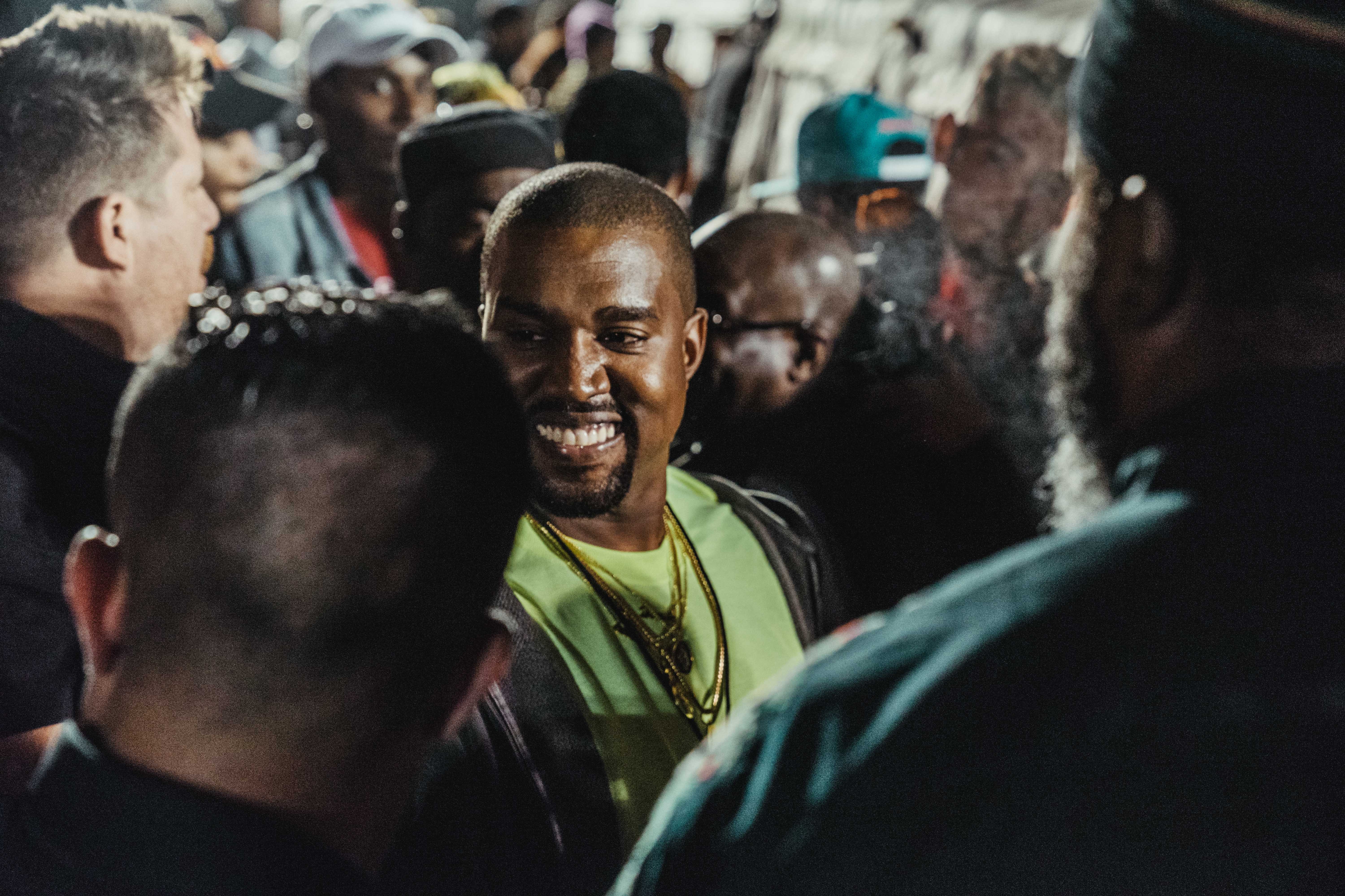 Kanye West がプロデュースした Nas の新アルバム『Nasir』のリスニングパーティーの様子をレポート 名盤入りが確実視される一枚に豪華セレブリティたちが酔いしれ、軍事施設のようなクイーンズの会場は大盛り上がり 説明不要の大物ラッパー Nas（ナズ）は遂に、Kanye West（カニエ・ウェスト）プロデュースの最新アルバム『Nasir』をリリース。そして、この全世界待望のリリースを記念して、Nasの地元であるニューヨーク・クイーンズに架かるクイーンズボロ橋の下でリスニングパーティーが開催された。  会場にはカモフラ柄を纏ったトラックが複数台駐車され、その脇にはテントも張られるなど、まるで戦場の軍事施設のような装いに。そこにはPusha T（プシャ・T）、2 Chainz（2チェインズ）、Chris Rock（クリス・ロック）、Big Boi（ビッグ・ボーイ）、Kim Kardashian（キム・カーダシアン）、LaLa Anthony（ララ・アンソニー）、Casey Neistat（ケイシー・ネイスタット）、Nasの実の弟Jungle（ジャングル）、AZ、Large Professor（ラージ・プロフェッサー）など、豪華セレブリティたちが祝福に駆けつけ、“Not For Radio”から幕を開ける最新アルバムに酔いしれた。その盛り上がり方は想像以上のもので、KanyeやNasもサークル内に埋もれ、Kimは軍用車両の上に登るほど。  『Nasir』はすでに日本でも配信がスタートしているので、試聴がお済みでない方は今すぐダウンロードをしてしまおう。  また、会場内で散見された『Nasir』のマーチコレクションの全貌もお見逃しなく。