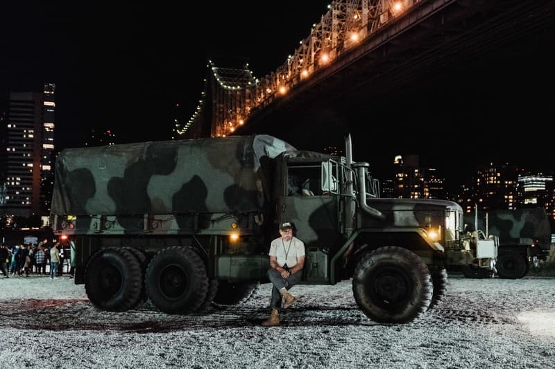 Kanye West がプロデュースした Nas の新アルバム『Nasir』のリスニングパーティーの様子をレポート 名盤入りが確実視される一枚に豪華セレブリティたちが酔いしれ、軍事施設のようなクイーンズの会場は大盛り上がり 説明不要の大物ラッパー Nas（ナズ）は遂に、Kanye West（カニエ・ウェスト）プロデュースの最新アルバム『Nasir』をリリース。そして、この全世界待望のリリースを記念して、Nasの地元であるニューヨーク・クイーンズに架かるクイーンズボロ橋の下でリスニングパーティーが開催された。  会場にはカモフラ柄を纏ったトラックが複数台駐車され、その脇にはテントも張られるなど、まるで戦場の軍事施設のような装いに。そこにはPusha T（プシャ・T）、2 Chainz（2チェインズ）、Chris Rock（クリス・ロック）、Big Boi（ビッグ・ボーイ）、Kim Kardashian（キム・カーダシアン）、LaLa Anthony（ララ・アンソニー）、Casey Neistat（ケイシー・ネイスタット）、Nasの実の弟Jungle（ジャングル）、AZ、Large Professor（ラージ・プロフェッサー）など、豪華セレブリティたちが祝福に駆けつけ、“Not For Radio”から幕を開ける最新アルバムに酔いしれた。その盛り上がり方は想像以上のもので、KanyeやNasもサークル内に埋もれ、Kimは軍用車両の上に登るほど。  『Nasir』はすでに日本でも配信がスタートしているので、試聴がお済みでない方は今すぐダウンロードをしてしまおう。  また、会場内で散見された『Nasir』のマーチコレクションの全貌もお見逃しなく。