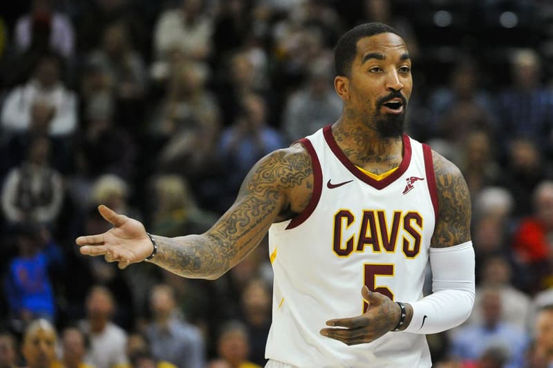 J・R・スミスが NBA ファイナルで対戦相手のウォリアーズファンから一人だけ大喝采を受けた理由とは? フリースロー時は会場全体に「MVP! MVP!」というチャントまで響き渡る 〈Supreme(シュプリーム)〉とNBAのコラボレーションでモデルを務めたこともあり、『HYPEBEAST』読者にとっても馴染みある顔となったであろうJ. R. Smith(J・R・スミス)は現在、LeBron James(レブロン・ジェームズ)らとともにNBAファイナルを戦っている。Stephen Curry(ステフィン・カリー)やKevin Durant(ケヴィン・デュラント)擁するゴールデンステート・ウォリアーズとの初戦を落とし、日本時間の本日6月4日(月)には『オラクル・アリーナ』でのGame 2に挑んだクリーブランド・キャバリアーズだが、この一戦でJ. R.は敵陣から一人だけ大喝采を受けたのだ。 その背景にはあるのは、Game 1でのとある出来事。キャブスは試合の終盤、George Hill(ジョージ・ヒル)がフリースローを獲得。これを決めればキャブスの勝利はほぼ確実だったが、Hillは2本目をショートで落としてしまった。この時点で、スコアは同点。しかし、このミスに対してJ. R.がオフェンスリバウンドを奪ったのである。ウォリアーズファンの頭には「マズい……」という言葉がよぎり、#5がシュートを打つと思ったはず。しかし、J. R.はゴールから逃げるかのようにリングから離れていった。このプレーにすぐさまLeBronが怒号をあげ、J. R.は慌ててHillにパスを出すも、HillのシュートはKDがブロック。試合は延長戦に突入し、オーバータイムの末、ウォリアーズが何とか勝利をもぎとることに成功した。 様々な憶測、そしてJ. R.もこのプレーを釈明するも、J. R.は前述した貴重な場面で正確なスコアを把握していなかったのではないかという疑惑が浮上している。この第1戦での出来事を受けて、ウォリアーズファンは他の選手には盛大なブーイングを浴びせるも、J. R.の入場時のみ大喝采。さらに、J. R.がフリースローを獲得した際には『オラクル・アリーナ』に「MVP! MVP!」というチャントが響き渡り、これに動揺してか、J. R.はフリースローを落としてしまった。 Game 2の結果については楽しみにしている読者もいるはずなので、本稿では言及しないでおこう。果たして、J. R.は『クイッケン・ローンズ・アリーナ』でどのような歓迎を受けることになるのだろうか。 ちなみに、フィラデルフィア・76ersのバスケットボール運営部門代表がTwitterの裏アカウントでチームの選手たちを批判していたというニュースはご存知? HYPEBEAST