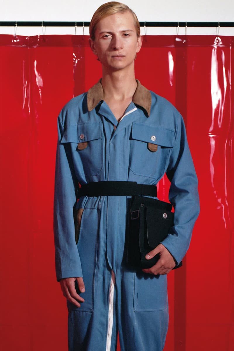 ワークウェアに新境地を見出したキコ・コスタディノフの Mackintosh 0004 コレクション 妥協なき素材へのこだわりと奇想天外がパターニングが生み出す程よい違和感 過去の服飾文化や時代そのものを現世に呼び戻す際、ファッション界では度々“再解釈”という言葉が使用されるが、彗星の如く現れた異才、Kiko Kostadinov（キコ・コスタディノフ）と〈Mackintosh（マッキントッシュ）〉のコラボレーションラインは、真の意味でワークウェアを再解釈し、同時にワークウェアの新境地を見出したと言っても過言ではない。  2019年春夏コレクションでは、溶接工の作業着に着眼。ワックス加工を施した生地やラミネートコットンなど、服の表情を決める素材への妥協なきこだわりを基に、パターニングやスナップボタンの不規則な配置、そしてKikoの真骨頂である襟元のシルエット作りで、ワークウェアに新鮮味とも言うべき程よい違和感を生み出している。  “Mackintosh 0004”コレクションのルックブックは、上のフォトギャラリーからどうぞ。  また、Kikoは〈ASICS（アシックス）〉とのコラボレーション継続も確定しており、先日はDynaFlyte 2をベースにした未発売モデルを自ら公開。そのビジュアルを見逃したと言う方は、こちらをチェックしておくべし。