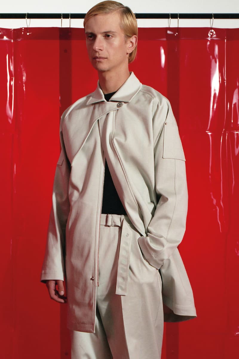 ワークウェアに新境地を見出したキコ・コスタディノフの Mackintosh 0004 コレクション 妥協なき素材へのこだわりと奇想天外がパターニングが生み出す程よい違和感 過去の服飾文化や時代そのものを現世に呼び戻す際、ファッション界では度々“再解釈”という言葉が使用されるが、彗星の如く現れた異才、Kiko Kostadinov（キコ・コスタディノフ）と〈Mackintosh（マッキントッシュ）〉のコラボレーションラインは、真の意味でワークウェアを再解釈し、同時にワークウェアの新境地を見出したと言っても過言ではない。  2019年春夏コレクションでは、溶接工の作業着に着眼。ワックス加工を施した生地やラミネートコットンなど、服の表情を決める素材への妥協なきこだわりを基に、パターニングやスナップボタンの不規則な配置、そしてKikoの真骨頂である襟元のシルエット作りで、ワークウェアに新鮮味とも言うべき程よい違和感を生み出している。  “Mackintosh 0004”コレクションのルックブックは、上のフォトギャラリーからどうぞ。  また、Kikoは〈ASICS（アシックス）〉とのコラボレーション継続も確定しており、先日はDynaFlyte 2をベースにした未発売モデルを自ら公開。そのビジュアルを見逃したと言う方は、こちらをチェックしておくべし。