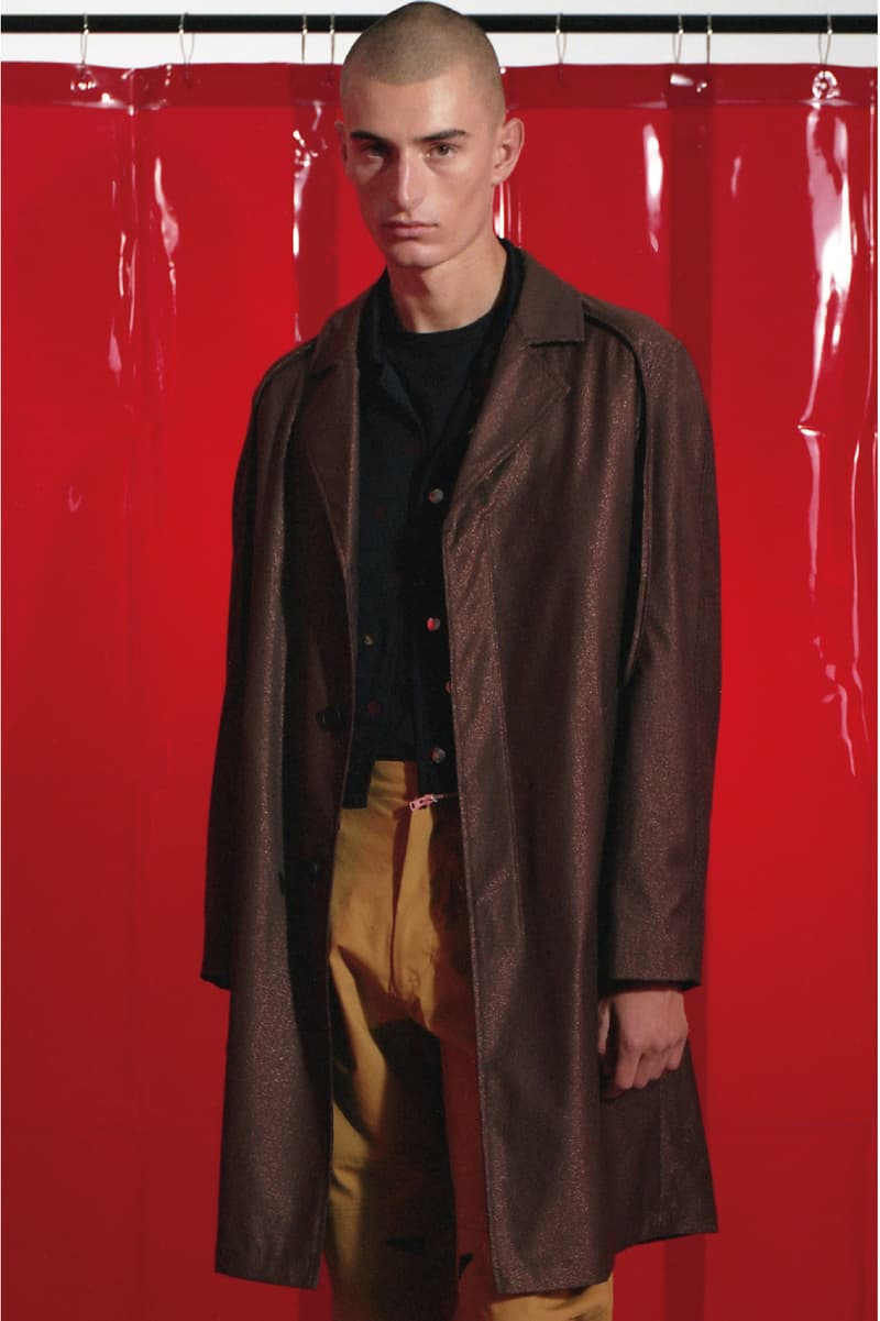 ワークウェアに新境地を見出したキコ・コスタディノフの Mackintosh 0004 コレクション 妥協なき素材へのこだわりと奇想天外がパターニングが生み出す程よい違和感 過去の服飾文化や時代そのものを現世に呼び戻す際、ファッション界では度々“再解釈”という言葉が使用されるが、彗星の如く現れた異才、Kiko Kostadinov（キコ・コスタディノフ）と〈Mackintosh（マッキントッシュ）〉のコラボレーションラインは、真の意味でワークウェアを再解釈し、同時にワークウェアの新境地を見出したと言っても過言ではない。  2019年春夏コレクションでは、溶接工の作業着に着眼。ワックス加工を施した生地やラミネートコットンなど、服の表情を決める素材への妥協なきこだわりを基に、パターニングやスナップボタンの不規則な配置、そしてKikoの真骨頂である襟元のシルエット作りで、ワークウェアに新鮮味とも言うべき程よい違和感を生み出している。  “Mackintosh 0004”コレクションのルックブックは、上のフォトギャラリーからどうぞ。  また、Kikoは〈ASICS（アシックス）〉とのコラボレーション継続も確定しており、先日はDynaFlyte 2をベースにした未発売モデルを自ら公開。そのビジュアルを見逃したと言う方は、こちらをチェックしておくべし。