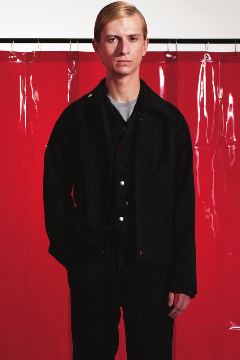 ワークウェアに新境地を見出したキコ・コスタディノフの Mackintosh 0004 コレクション 妥協なき素材へのこだわりと奇想天外がパターニングが生み出す程よい違和感 過去の服飾文化や時代そのものを現世に呼び戻す際、ファッション界では度々“再解釈”という言葉が使用されるが、彗星の如く現れた異才、Kiko Kostadinov（キコ・コスタディノフ）と〈Mackintosh（マッキントッシュ）〉のコラボレーションラインは、真の意味でワークウェアを再解釈し、同時にワークウェアの新境地を見出したと言っても過言ではない。  2019年春夏コレクションでは、溶接工の作業着に着眼。ワックス加工を施した生地やラミネートコットンなど、服の表情を決める素材への妥協なきこだわりを基に、パターニングやスナップボタンの不規則な配置、そしてKikoの真骨頂である襟元のシルエット作りで、ワークウェアに新鮮味とも言うべき程よい違和感を生み出している。  “Mackintosh 0004”コレクションのルックブックは、上のフォトギャラリーからどうぞ。  また、Kikoは〈ASICS（アシックス）〉とのコラボレーション継続も確定しており、先日はDynaFlyte 2をベースにした未発売モデルを自ら公開。そのビジュアルを見逃したと言う方は、こちらをチェックしておくべし。