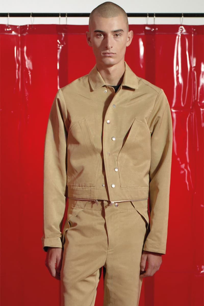 ワークウェアに新境地を見出したキコ・コスタディノフの Mackintosh 0004 コレクション 妥協なき素材へのこだわりと奇想天外がパターニングが生み出す程よい違和感 過去の服飾文化や時代そのものを現世に呼び戻す際、ファッション界では度々“再解釈”という言葉が使用されるが、彗星の如く現れた異才、Kiko Kostadinov（キコ・コスタディノフ）と〈Mackintosh（マッキントッシュ）〉のコラボレーションラインは、真の意味でワークウェアを再解釈し、同時にワークウェアの新境地を見出したと言っても過言ではない。  2019年春夏コレクションでは、溶接工の作業着に着眼。ワックス加工を施した生地やラミネートコットンなど、服の表情を決める素材への妥協なきこだわりを基に、パターニングやスナップボタンの不規則な配置、そしてKikoの真骨頂である襟元のシルエット作りで、ワークウェアに新鮮味とも言うべき程よい違和感を生み出している。  “Mackintosh 0004”コレクションのルックブックは、上のフォトギャラリーからどうぞ。  また、Kikoは〈ASICS（アシックス）〉とのコラボレーション継続も確定しており、先日はDynaFlyte 2をベースにした未発売モデルを自ら公開。そのビジュアルを見逃したと言う方は、こちらをチェックしておくべし。