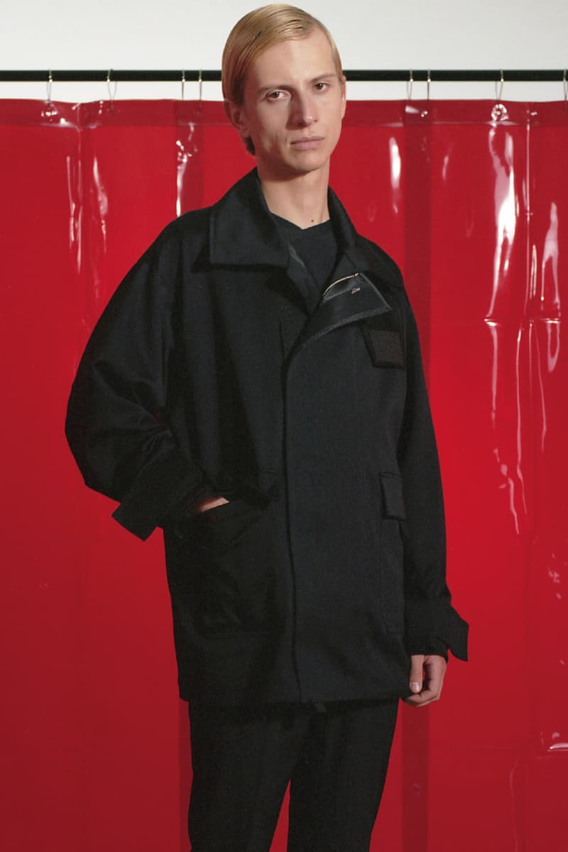 ワークウェアに新境地を見出したキコ・コスタディノフの Mackintosh 0004 コレクション 妥協なき素材へのこだわりと奇想天外がパターニングが生み出す程よい違和感 過去の服飾文化や時代そのものを現世に呼び戻す際、ファッション界では度々“再解釈”という言葉が使用されるが、彗星の如く現れた異才、Kiko Kostadinov（キコ・コスタディノフ）と〈Mackintosh（マッキントッシュ）〉のコラボレーションラインは、真の意味でワークウェアを再解釈し、同時にワークウェアの新境地を見出したと言っても過言ではない。  2019年春夏コレクションでは、溶接工の作業着に着眼。ワックス加工を施した生地やラミネートコットンなど、服の表情を決める素材への妥協なきこだわりを基に、パターニングやスナップボタンの不規則な配置、そしてKikoの真骨頂である襟元のシルエット作りで、ワークウェアに新鮮味とも言うべき程よい違和感を生み出している。  “Mackintosh 0004”コレクションのルックブックは、上のフォトギャラリーからどうぞ。  また、Kikoは〈ASICS（アシックス）〉とのコラボレーション継続も確定しており、先日はDynaFlyte 2をベースにした未発売モデルを自ら公開。そのビジュアルを見逃したと言う方は、こちらをチェックしておくべし。