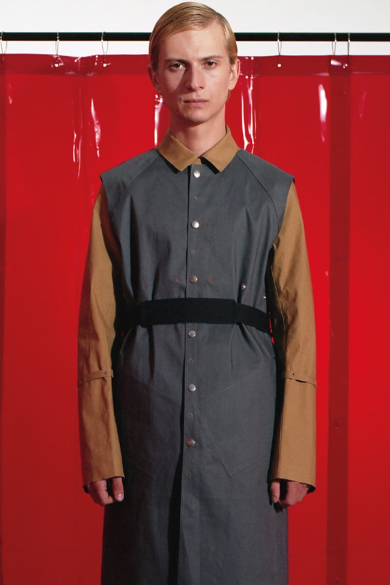 ワークウェアに新境地を見出したキコ・コスタディノフの Mackintosh 0004 コレクション 妥協なき素材へのこだわりと奇想天外がパターニングが生み出す程よい違和感 過去の服飾文化や時代そのものを現世に呼び戻す際、ファッション界では度々“再解釈”という言葉が使用されるが、彗星の如く現れた異才、Kiko Kostadinov（キコ・コスタディノフ）と〈Mackintosh（マッキントッシュ）〉のコラボレーションラインは、真の意味でワークウェアを再解釈し、同時にワークウェアの新境地を見出したと言っても過言ではない。  2019年春夏コレクションでは、溶接工の作業着に着眼。ワックス加工を施した生地やラミネートコットンなど、服の表情を決める素材への妥協なきこだわりを基に、パターニングやスナップボタンの不規則な配置、そしてKikoの真骨頂である襟元のシルエット作りで、ワークウェアに新鮮味とも言うべき程よい違和感を生み出している。  “Mackintosh 0004”コレクションのルックブックは、上のフォトギャラリーからどうぞ。  また、Kikoは〈ASICS（アシックス）〉とのコラボレーション継続も確定しており、先日はDynaFlyte 2をベースにした未発売モデルを自ら公開。そのビジュアルを見逃したと言う方は、こちらをチェックしておくべし。