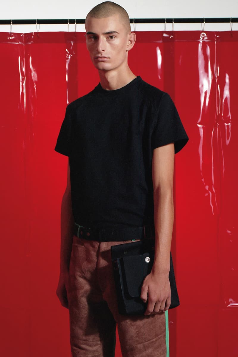 ワークウェアに新境地を見出したキコ・コスタディノフの Mackintosh 0004 コレクション 妥協なき素材へのこだわりと奇想天外がパターニングが生み出す程よい違和感 過去の服飾文化や時代そのものを現世に呼び戻す際、ファッション界では度々“再解釈”という言葉が使用されるが、彗星の如く現れた異才、Kiko Kostadinov（キコ・コスタディノフ）と〈Mackintosh（マッキントッシュ）〉のコラボレーションラインは、真の意味でワークウェアを再解釈し、同時にワークウェアの新境地を見出したと言っても過言ではない。  2019年春夏コレクションでは、溶接工の作業着に着眼。ワックス加工を施した生地やラミネートコットンなど、服の表情を決める素材への妥協なきこだわりを基に、パターニングやスナップボタンの不規則な配置、そしてKikoの真骨頂である襟元のシルエット作りで、ワークウェアに新鮮味とも言うべき程よい違和感を生み出している。  “Mackintosh 0004”コレクションのルックブックは、上のフォトギャラリーからどうぞ。  また、Kikoは〈ASICS（アシックス）〉とのコラボレーション継続も確定しており、先日はDynaFlyte 2をベースにした未発売モデルを自ら公開。そのビジュアルを見逃したと言う方は、こちらをチェックしておくべし。