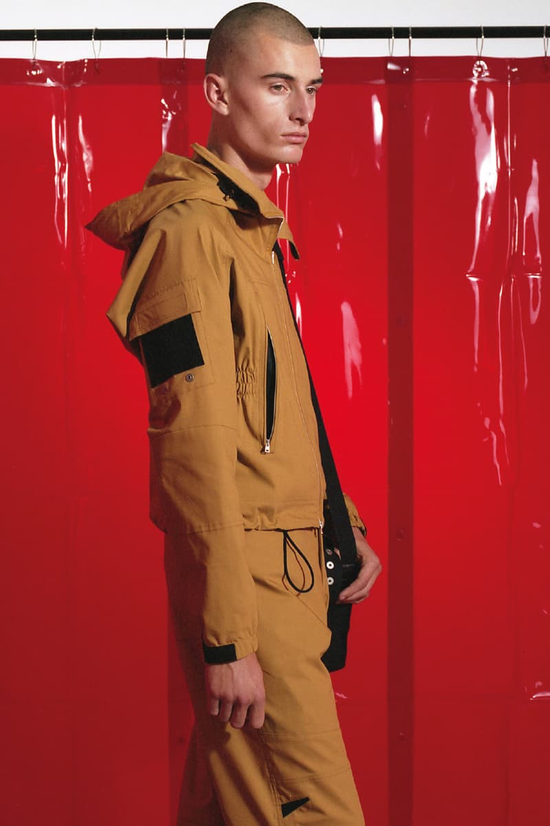 ワークウェアに新境地を見出したキコ・コスタディノフの Mackintosh 0004 コレクション 妥協なき素材へのこだわりと奇想天外がパターニングが生み出す程よい違和感 過去の服飾文化や時代そのものを現世に呼び戻す際、ファッション界では度々“再解釈”という言葉が使用されるが、彗星の如く現れた異才、Kiko Kostadinov（キコ・コスタディノフ）と〈Mackintosh（マッキントッシュ）〉のコラボレーションラインは、真の意味でワークウェアを再解釈し、同時にワークウェアの新境地を見出したと言っても過言ではない。  2019年春夏コレクションでは、溶接工の作業着に着眼。ワックス加工を施した生地やラミネートコットンなど、服の表情を決める素材への妥協なきこだわりを基に、パターニングやスナップボタンの不規則な配置、そしてKikoの真骨頂である襟元のシルエット作りで、ワークウェアに新鮮味とも言うべき程よい違和感を生み出している。  “Mackintosh 0004”コレクションのルックブックは、上のフォトギャラリーからどうぞ。  また、Kikoは〈ASICS（アシックス）〉とのコラボレーション継続も確定しており、先日はDynaFlyte 2をベースにした未発売モデルを自ら公開。そのビジュアルを見逃したと言う方は、こちらをチェックしておくべし。