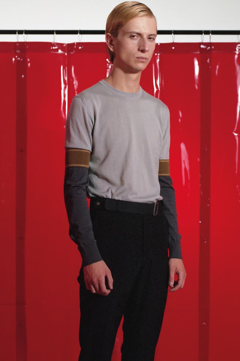 ワークウェアに新境地を見出したキコ・コスタディノフの Mackintosh 0004 コレクション 妥協なき素材へのこだわりと奇想天外がパターニングが生み出す程よい違和感 過去の服飾文化や時代そのものを現世に呼び戻す際、ファッション界では度々“再解釈”という言葉が使用されるが、彗星の如く現れた異才、Kiko Kostadinov（キコ・コスタディノフ）と〈Mackintosh（マッキントッシュ）〉のコラボレーションラインは、真の意味でワークウェアを再解釈し、同時にワークウェアの新境地を見出したと言っても過言ではない。  2019年春夏コレクションでは、溶接工の作業着に着眼。ワックス加工を施した生地やラミネートコットンなど、服の表情を決める素材への妥協なきこだわりを基に、パターニングやスナップボタンの不規則な配置、そしてKikoの真骨頂である襟元のシルエット作りで、ワークウェアに新鮮味とも言うべき程よい違和感を生み出している。  “Mackintosh 0004”コレクションのルックブックは、上のフォトギャラリーからどうぞ。  また、Kikoは〈ASICS（アシックス）〉とのコラボレーション継続も確定しており、先日はDynaFlyte 2をベースにした未発売モデルを自ら公開。そのビジュアルを見逃したと言う方は、こちらをチェックしておくべし。