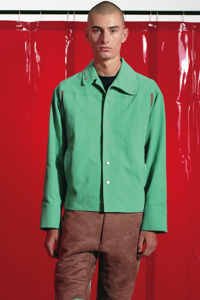 ワークウェアに新境地を見出したキコ・コスタディノフの Mackintosh 0004 コレクション 妥協なき素材へのこだわりと奇想天外がパターニングが生み出す程よい違和感 過去の服飾文化や時代そのものを現世に呼び戻す際、ファッション界では度々“再解釈”という言葉が使用されるが、彗星の如く現れた異才、Kiko Kostadinov（キコ・コスタディノフ）と〈Mackintosh（マッキントッシュ）〉のコラボレーションラインは、真の意味でワークウェアを再解釈し、同時にワークウェアの新境地を見出したと言っても過言ではない。  2019年春夏コレクションでは、溶接工の作業着に着眼。ワックス加工を施した生地やラミネートコットンなど、服の表情を決める素材への妥協なきこだわりを基に、パターニングやスナップボタンの不規則な配置、そしてKikoの真骨頂である襟元のシルエット作りで、ワークウェアに新鮮味とも言うべき程よい違和感を生み出している。  “Mackintosh 0004”コレクションのルックブックは、上のフォトギャラリーからどうぞ。  また、Kikoは〈ASICS（アシックス）〉とのコラボレーション継続も確定しており、先日はDynaFlyte 2をベースにした未発売モデルを自ら公開。そのビジュアルを見逃したと言う方は、こちらをチェックしておくべし。