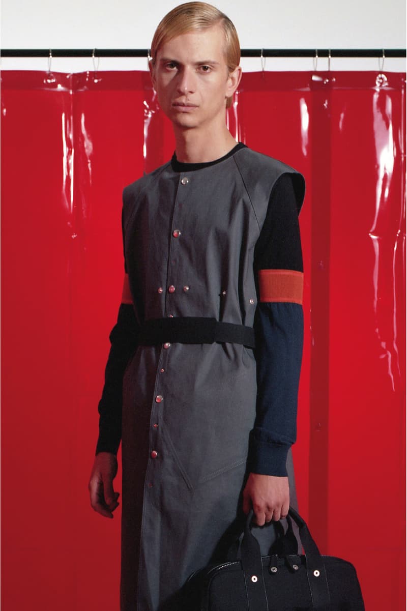 ワークウェアに新境地を見出したキコ・コスタディノフの Mackintosh 0004 コレクション 妥協なき素材へのこだわりと奇想天外がパターニングが生み出す程よい違和感 過去の服飾文化や時代そのものを現世に呼び戻す際、ファッション界では度々“再解釈”という言葉が使用されるが、彗星の如く現れた異才、Kiko Kostadinov（キコ・コスタディノフ）と〈Mackintosh（マッキントッシュ）〉のコラボレーションラインは、真の意味でワークウェアを再解釈し、同時にワークウェアの新境地を見出したと言っても過言ではない。  2019年春夏コレクションでは、溶接工の作業着に着眼。ワックス加工を施した生地やラミネートコットンなど、服の表情を決める素材への妥協なきこだわりを基に、パターニングやスナップボタンの不規則な配置、そしてKikoの真骨頂である襟元のシルエット作りで、ワークウェアに新鮮味とも言うべき程よい違和感を生み出している。  “Mackintosh 0004”コレクションのルックブックは、上のフォトギャラリーからどうぞ。  また、Kikoは〈ASICS（アシックス）〉とのコラボレーション継続も確定しており、先日はDynaFlyte 2をベースにした未発売モデルを自ら公開。そのビジュアルを見逃したと言う方は、こちらをチェックしておくべし。