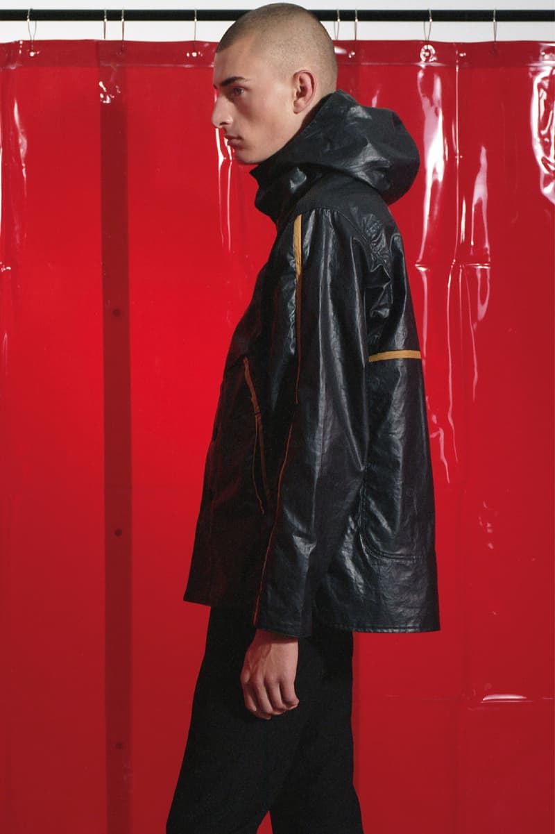 ワークウェアに新境地を見出したキコ・コスタディノフの Mackintosh 0004 コレクション 妥協なき素材へのこだわりと奇想天外がパターニングが生み出す程よい違和感 過去の服飾文化や時代そのものを現世に呼び戻す際、ファッション界では度々“再解釈”という言葉が使用されるが、彗星の如く現れた異才、Kiko Kostadinov（キコ・コスタディノフ）と〈Mackintosh（マッキントッシュ）〉のコラボレーションラインは、真の意味でワークウェアを再解釈し、同時にワークウェアの新境地を見出したと言っても過言ではない。  2019年春夏コレクションでは、溶接工の作業着に着眼。ワックス加工を施した生地やラミネートコットンなど、服の表情を決める素材への妥協なきこだわりを基に、パターニングやスナップボタンの不規則な配置、そしてKikoの真骨頂である襟元のシルエット作りで、ワークウェアに新鮮味とも言うべき程よい違和感を生み出している。  “Mackintosh 0004”コレクションのルックブックは、上のフォトギャラリーからどうぞ。  また、Kikoは〈ASICS（アシックス）〉とのコラボレーション継続も確定しており、先日はDynaFlyte 2をベースにした未発売モデルを自ら公開。そのビジュアルを見逃したと言う方は、こちらをチェックしておくべし。