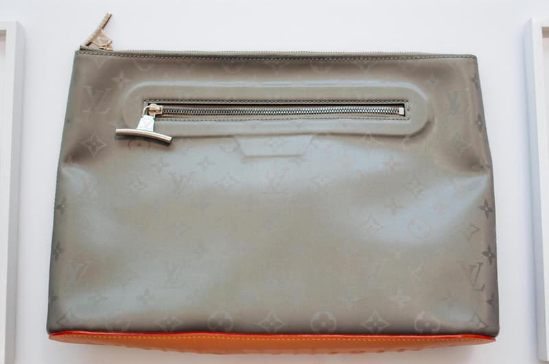 キム・ジョーンズの集大成 Louis Vuitton 2018年秋冬コレクションにクローズアップ 今季の指名買い大本命は、あのレジェンドモデルが着用したモノグラム柄のPVCコート＆ブーツ Virgil Abloh ヴァージル・アブロー Louis Vuitton ルイ・ヴィトン Kim Jones キム・ジョーンズ Kate Moss ケイト・モス Naomi Campbell ナオミ・キャンベル モノグラム模様 HYPEBEAST ハイプビースト