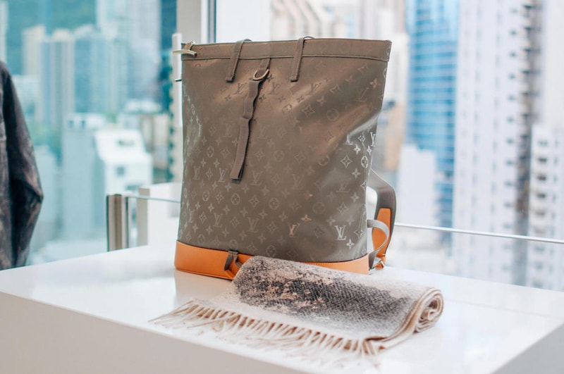 キム・ジョーンズの集大成 Louis Vuitton 2018年秋冬コレクションにクローズアップ 今季の指名買い大本命は、あのレジェンドモデルが着用したモノグラム柄のPVCコート＆ブーツ Virgil Abloh ヴァージル・アブロー Louis Vuitton ルイ・ヴィトン Kim Jones キム・ジョーンズ Kate Moss ケイト・モス Naomi Campbell ナオミ・キャンベル モノグラム模様 HYPEBEAST ハイプビースト