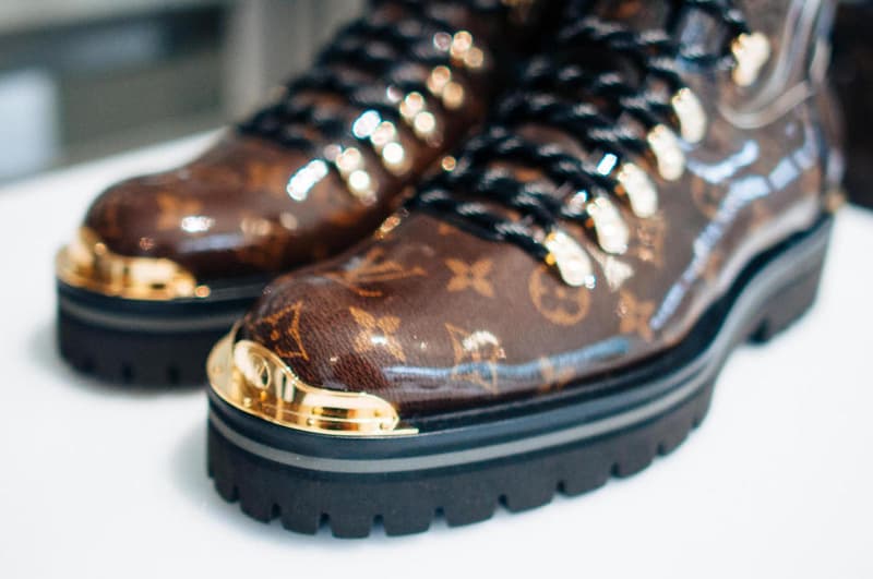 キム・ジョーンズの集大成 Louis Vuitton 2018年秋冬コレクションにクローズアップ 今季の指名買い大本命は、あのレジェンドモデルが着用したモノグラム柄のPVCコート＆ブーツ Virgil Abloh ヴァージル・アブロー Louis Vuitton ルイ・ヴィトン Kim Jones キム・ジョーンズ Kate Moss ケイト・モス Naomi Campbell ナオミ・キャンベル モノグラム模様 HYPEBEAST ハイプビースト