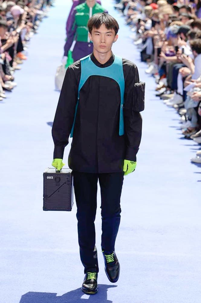 ヴァージル・アブローが手がけた Louis Vuitton 2019年春夏コレクションが遂にお披露目 ファッション界に後世まで語り継がれる歴史的1ページが追加される 〈Louis Vuitton(ルイ ヴィトン)〉がVirgil Abloh(ヴァージル・アブロー)のアーティスティック・ディレクター就任を発表してから早3ヶ月、遂に今をときめくデザイナーの〈LV〉デビューとなる2019年春夏コレクションがお披露目を迎えた。 晴天のパレ・ロワイヤル庭園には、Kanye West(カニエ・ウェスト)とその妻Kim Kardashian(キム・カーダシアン)や、Rihanna(リアーナ)、Kylie Jenner(カイリー・ジェンナー)、A$AP Rocky(エイサップ・ロッキー)、村上隆など、Virgilの友人でもある豪華ゲストが集結。ヒップホップとジャズを繋ぐ成長著しいカルテット、BadBadNotGood(バッドバッドノットグッド)がサウンドトラックを提供したランウェイには、Kid Cudi(キッド・カディ)、Dev Hynes(デヴ・ハインズ)、A$AP Nast(エイサップ・ナスト)、Playboi Carti(プレイボーイ・カルティ)、Theophilus London(テオフィルス・ロンドン)、そして〈Palace(パレス)〉よりLucien Clarke(ルシアン・クラーク)とBlondey McCoy(ブロンディ・マッコイ)らがモデルに起用された。 全56体のルックでは、〈Off-White™️(オフホワイト)〉の党首の真髄である“ラグジュアリーとストリートの融合”が力強さとともに解き放たれた。タイダイ、フローラルパターン、来年80周年を迎える映画『オズの魔法使い』とのコラボレーションなど、必要最小限でありながらも視覚的魅力を放つアイテムがコレクションにエンターテイメント性を付与し、ドラマチックな雰囲気を醸すそのランウェイでは、ルーズフィットのパンツやユーティリティベスト、シアーシャツ、フーディ、仕立ての良いトレンチコートなどがカラーパレットごとに紹介されていく。また、昨日Virgil本人が先行公開したバスケットシューズ風の一足を含め、フットウェアはハイトップシルエットを中心に構成され、上質なドレスシューズもシューレースの配色で遊びをプラス。加えて、〈Louis Vuitton〉の象徴とも言えるラゲージ類は、モノグラムをエンボス加工した半透明の素材やチェーンの斬新な組み合わせにより、良い意味でモードの品格を削ぎ落とした仕上がりにより、観衆の目を釘付けにした。 大喝采の中で迎えたフィナーレではVirgilが涙を流しながら花道を歩き抜け、自身の師匠であるKanyeと熱い抱擁を交わすシーンも。そんな〈Louis Vuitton〉、そしてVirgilの歴史的一幕を是非、上のフォトギャラリーからチェックしてみてはいかがだろうか。