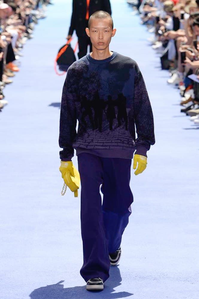ヴァージル・アブローが手がけた Louis Vuitton 2019年春夏コレクションが遂にお披露目 ファッション界に後世まで語り継がれる歴史的1ページが追加される 〈Louis Vuitton(ルイ ヴィトン)〉がVirgil Abloh(ヴァージル・アブロー)のアーティスティック・ディレクター就任を発表してから早3ヶ月、遂に今をときめくデザイナーの〈LV〉デビューとなる2019年春夏コレクションがお披露目を迎えた。 晴天のパレ・ロワイヤル庭園には、Kanye West(カニエ・ウェスト)とその妻Kim Kardashian(キム・カーダシアン)や、Rihanna(リアーナ)、Kylie Jenner(カイリー・ジェンナー)、A$AP Rocky(エイサップ・ロッキー)、村上隆など、Virgilの友人でもある豪華ゲストが集結。ヒップホップとジャズを繋ぐ成長著しいカルテット、BadBadNotGood(バッドバッドノットグッド)がサウンドトラックを提供したランウェイには、Kid Cudi(キッド・カディ)、Dev Hynes(デヴ・ハインズ)、A$AP Nast(エイサップ・ナスト)、Playboi Carti(プレイボーイ・カルティ)、Theophilus London(テオフィルス・ロンドン)、そして〈Palace(パレス)〉よりLucien Clarke(ルシアン・クラーク)とBlondey McCoy(ブロンディ・マッコイ)らがモデルに起用された。 全56体のルックでは、〈Off-White™️(オフホワイト)〉の党首の真髄である“ラグジュアリーとストリートの融合”が力強さとともに解き放たれた。タイダイ、フローラルパターン、来年80周年を迎える映画『オズの魔法使い』とのコラボレーションなど、必要最小限でありながらも視覚的魅力を放つアイテムがコレクションにエンターテイメント性を付与し、ドラマチックな雰囲気を醸すそのランウェイでは、ルーズフィットのパンツやユーティリティベスト、シアーシャツ、フーディ、仕立ての良いトレンチコートなどがカラーパレットごとに紹介されていく。また、昨日Virgil本人が先行公開したバスケットシューズ風の一足を含め、フットウェアはハイトップシルエットを中心に構成され、上質なドレスシューズもシューレースの配色で遊びをプラス。加えて、〈Louis Vuitton〉の象徴とも言えるラゲージ類は、モノグラムをエンボス加工した半透明の素材やチェーンの斬新な組み合わせにより、良い意味でモードの品格を削ぎ落とした仕上がりにより、観衆の目を釘付けにした。 大喝采の中で迎えたフィナーレではVirgilが涙を流しながら花道を歩き抜け、自身の師匠であるKanyeと熱い抱擁を交わすシーンも。そんな〈Louis Vuitton〉、そしてVirgilの歴史的一幕を是非、上のフォトギャラリーからチェックしてみてはいかがだろうか。