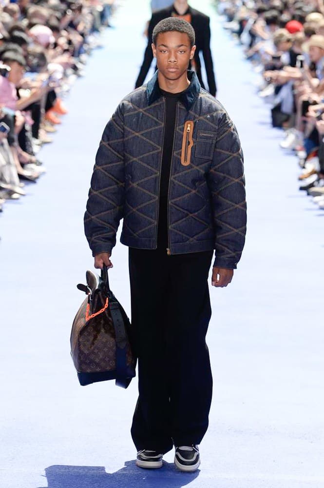 ヴァージル・アブローが手がけた Louis Vuitton 2019年春夏コレクションが遂にお披露目 ファッション界に後世まで語り継がれる歴史的1ページが追加される 〈Louis Vuitton(ルイ ヴィトン)〉がVirgil Abloh(ヴァージル・アブロー)のアーティスティック・ディレクター就任を発表してから早3ヶ月、遂に今をときめくデザイナーの〈LV〉デビューとなる2019年春夏コレクションがお披露目を迎えた。 晴天のパレ・ロワイヤル庭園には、Kanye West(カニエ・ウェスト)とその妻Kim Kardashian(キム・カーダシアン)や、Rihanna(リアーナ)、Kylie Jenner(カイリー・ジェンナー)、A$AP Rocky(エイサップ・ロッキー)、村上隆など、Virgilの友人でもある豪華ゲストが集結。ヒップホップとジャズを繋ぐ成長著しいカルテット、BadBadNotGood(バッドバッドノットグッド)がサウンドトラックを提供したランウェイには、Kid Cudi(キッド・カディ)、Dev Hynes(デヴ・ハインズ)、A$AP Nast(エイサップ・ナスト)、Playboi Carti(プレイボーイ・カルティ)、Theophilus London(テオフィルス・ロンドン)、そして〈Palace(パレス)〉よりLucien Clarke(ルシアン・クラーク)とBlondey McCoy(ブロンディ・マッコイ)らがモデルに起用された。 全56体のルックでは、〈Off-White™️(オフホワイト)〉の党首の真髄である“ラグジュアリーとストリートの融合”が力強さとともに解き放たれた。タイダイ、フローラルパターン、来年80周年を迎える映画『オズの魔法使い』とのコラボレーションなど、必要最小限でありながらも視覚的魅力を放つアイテムがコレクションにエンターテイメント性を付与し、ドラマチックな雰囲気を醸すそのランウェイでは、ルーズフィットのパンツやユーティリティベスト、シアーシャツ、フーディ、仕立ての良いトレンチコートなどがカラーパレットごとに紹介されていく。また、昨日Virgil本人が先行公開したバスケットシューズ風の一足を含め、フットウェアはハイトップシルエットを中心に構成され、上質なドレスシューズもシューレースの配色で遊びをプラス。加えて、〈Louis Vuitton〉の象徴とも言えるラゲージ類は、モノグラムをエンボス加工した半透明の素材やチェーンの斬新な組み合わせにより、良い意味でモードの品格を削ぎ落とした仕上がりにより、観衆の目を釘付けにした。 大喝采の中で迎えたフィナーレではVirgilが涙を流しながら花道を歩き抜け、自身の師匠であるKanyeと熱い抱擁を交わすシーンも。そんな〈Louis Vuitton〉、そしてVirgilの歴史的一幕を是非、上のフォトギャラリーからチェックしてみてはいかがだろうか。