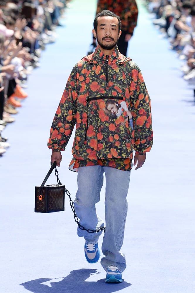 ヴァージル・アブローが手がけた Louis Vuitton 2019年春夏コレクションが遂にお披露目 ファッション界に後世まで語り継がれる歴史的1ページが追加される 〈Louis Vuitton（ルイ ヴィトン）〉がVirgil Abloh（ヴァージル・アブロー）のアーティスティック・ディレクター就任を発表してから早3ヶ月、遂に今をときめくデザイナーの〈LV〉デビューとなる2019年春夏コレクションがお披露目を迎えた。  晴天のパレ・ロワイヤル庭園には、Kanye West（カニエ・ウェスト）とその妻Kim Kardashian（キム・カーダシアン）や、Rihanna（リアーナ）、Kylie Jenner（カイリー・ジェンナー）、A$AP Rocky（エイサップ・ロッキー）、村上隆など、Virgilの友人でもある豪華ゲストが集結。ヒップホップとジャズを繋ぐ成長著しいカルテット、BadBadNotGood（バッドバッドノットグッド）がサウンドトラックを提供したランウェイには、Kid Cudi（キッド・カディ）、Dev Hynes（デヴ・ハインズ）、A$AP Nast（エイサップ・ナスト）、Playboi Carti（プレイボーイ・カルティ）、Theophilus London（テオフィルス・ロンドン）、そして〈Palace（パレス）〉よりLucien Clarke（ルシアン・クラーク）とBlondey McCoy（ブロンディ・マッコイ）らがモデルに起用された。  全56体のルックでは、〈Off-White™️（オフホワイト）〉の党首の真髄である“ラグジュアリーとストリートの融合”が力強さとともに解き放たれた。タイダイ、フローラルパターン、来年80周年を迎える映画『オズの魔法使い』とのコラボレーションなど、必要最小限でありながらも視覚的魅力を放つアイテムがコレクションにエンターテイメント性を付与し、ドラマチックな雰囲気を醸すそのランウェイでは、ルーズフィットのパンツやユーティリティベスト、シアーシャツ、フーディ、仕立ての良いトレンチコートなどがカラーパレットごとに紹介されていく。また、昨日Virgil本人が先行公開したバスケットシューズ風の一足を含め、フットウェアはハイトップシルエットを中心に構成され、上質なドレスシューズもシューレースの配色で遊びをプラス。加えて、〈Louis Vuitton〉の象徴とも言えるラゲージ類は、モノグラムをエンボス加工した半透明の素材やチェーンの斬新な組み合わせにより、良い意味でモードの品格を削ぎ落とした仕上がりにより、観衆の目を釘付けにした。  大喝采の中で迎えたフィナーレではVirgilが涙を流しながら花道を歩き抜け、自身の師匠であるKanyeと熱い抱擁を交わすシーンも。そんな〈Louis Vuitton〉、そしてVirgilの歴史的一幕を是非、上のフォトギャラリーからチェックしてみてはいかがだろうか。