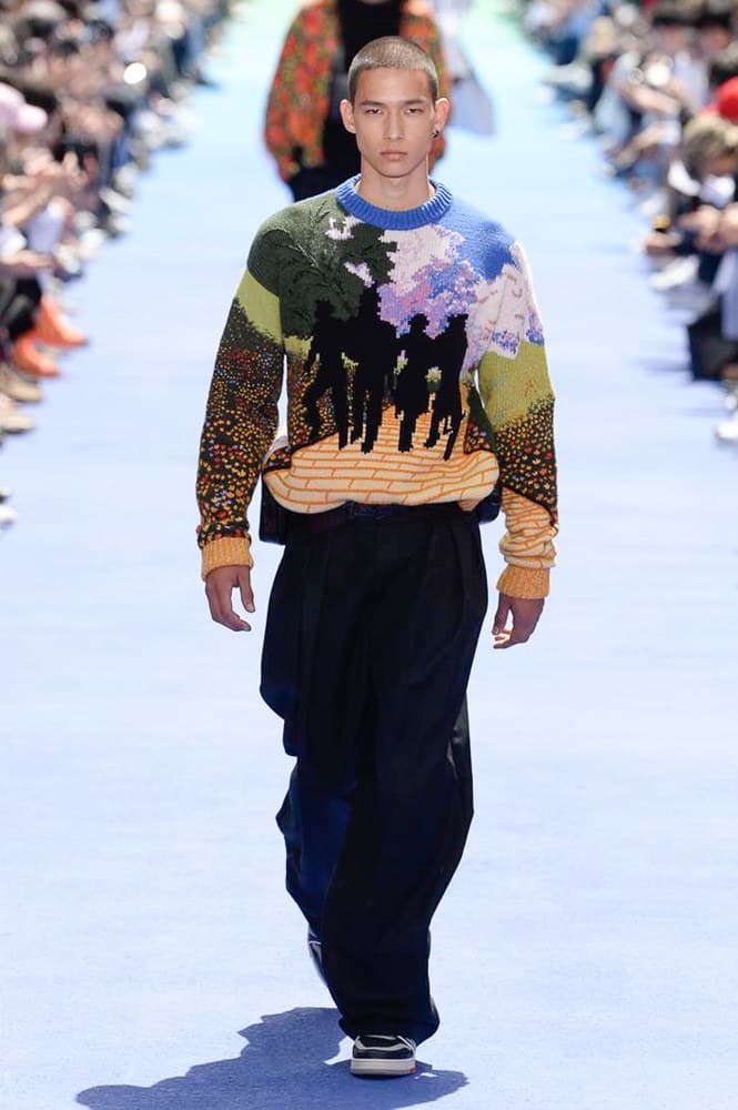 ヴァージル・アブローが手がけた Louis Vuitton 2019年春夏コレクションが遂にお披露目 ファッション界に後世まで語り継がれる歴史的1ページが追加される 〈Louis Vuitton(ルイ ヴィトン)〉がVirgil Abloh(ヴァージル・アブロー)のアーティスティック・ディレクター就任を発表してから早3ヶ月、遂に今をときめくデザイナーの〈LV〉デビューとなる2019年春夏コレクションがお披露目を迎えた。 晴天のパレ・ロワイヤル庭園には、Kanye West(カニエ・ウェスト)とその妻Kim Kardashian(キム・カーダシアン)や、Rihanna(リアーナ)、Kylie Jenner(カイリー・ジェンナー)、A$AP Rocky(エイサップ・ロッキー)、村上隆など、Virgilの友人でもある豪華ゲストが集結。ヒップホップとジャズを繋ぐ成長著しいカルテット、BadBadNotGood(バッドバッドノットグッド)がサウンドトラックを提供したランウェイには、Kid Cudi(キッド・カディ)、Dev Hynes(デヴ・ハインズ)、A$AP Nast(エイサップ・ナスト)、Playboi Carti(プレイボーイ・カルティ)、Theophilus London(テオフィルス・ロンドン)、そして〈Palace(パレス)〉よりLucien Clarke(ルシアン・クラーク)とBlondey McCoy(ブロンディ・マッコイ)らがモデルに起用された。 全56体のルックでは、〈Off-White™️(オフホワイト)〉の党首の真髄である“ラグジュアリーとストリートの融合”が力強さとともに解き放たれた。タイダイ、フローラルパターン、来年80周年を迎える映画『オズの魔法使い』とのコラボレーションなど、必要最小限でありながらも視覚的魅力を放つアイテムがコレクションにエンターテイメント性を付与し、ドラマチックな雰囲気を醸すそのランウェイでは、ルーズフィットのパンツやユーティリティベスト、シアーシャツ、フーディ、仕立ての良いトレンチコートなどがカラーパレットごとに紹介されていく。また、昨日Virgil本人が先行公開したバスケットシューズ風の一足を含め、フットウェアはハイトップシルエットを中心に構成され、上質なドレスシューズもシューレースの配色で遊びをプラス。加えて、〈Louis Vuitton〉の象徴とも言えるラゲージ類は、モノグラムをエンボス加工した半透明の素材やチェーンの斬新な組み合わせにより、良い意味でモードの品格を削ぎ落とした仕上がりにより、観衆の目を釘付けにした。 大喝采の中で迎えたフィナーレではVirgilが涙を流しながら花道を歩き抜け、自身の師匠であるKanyeと熱い抱擁を交わすシーンも。そんな〈Louis Vuitton〉、そしてVirgilの歴史的一幕を是非、上のフォトギャラリーからチェックしてみてはいかがだろうか。