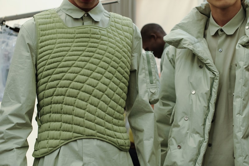 ヴァージル・アブローのビジョンを体現した Louis Vuitton 2019年春夏コレクションのバックステージに潜入 ランウェイルックからは確認することのできない各種アパレル&アクセサリーのディテールを撮影することに成功した服好き必見のフォトセット Virgil Abloh(ヴァージル・アブロー)は、〈Louis Vuitton(ルイ ヴィトン)〉のアーティスティックデザイナー就任後初のランウェイをパリのパレ・ロワイヤル庭園で披露した。歴史的一幕で、今をときめくイリノイ州出身のデザイナーは〈LV〉に未だかつて見たことのない景色を見せたと言っても過言ではないだろう。だが、そのクリエイションの真髄は、バックステージでこそ痛感するものだった。 ベストやポロシャツなどに見られる3Dのジオメトリックパターンで立体感を演出したレイヤード、モノグラムの花型のカフスボタン、大胆な原色使いなど、Virgilは〈Louis Vuitton〉のDNAを従来とは異なるアプローチで体現。また、セーター、スーツ、フーディといったメンズウェアも前衛的なカッティングとステッチワークで新鮮味が付与されると同時に、組み込み式のポーチやジッパー、プルタブなどを応用することで、壮麗なデザインの中にカジュアル/アウトドアウェアに着想を得た機能性を追加している。その一方で、ハイカットシルエットを中心に構成されたスニーカーは、Air Jordanや〈Ewing Athletics(ユーイング アスレチックス)〉などのバスケットシューズを原型に、今後の展開に自然と期待が膨らむデザインのものが数多く出揃った印象だ。そして、言及せずには終われないアクセサリーコレクションだが、ラゲージについてはまさに“型破り”という言葉がよく似合う。Kim Jones(キム・ジョーンズ)政権の頃から変革が見え隠れしたが、建築デザインを背景に持つVirgilが加わったことで、クラシカルなシルエットは全く別物のような表情へと生まれ変わっている。 ランウェイルックからは確認することのできない各プロダクトのディテールワークを是非、上のフォトギャラリーからチェックしてみてほしい。あわせて、本ランウェイのハイライトとも言えるVirgilとKanye West(カニエ・ウェスト)が涙ながらに抱擁しあう感動の1シーンもお見逃しなく。