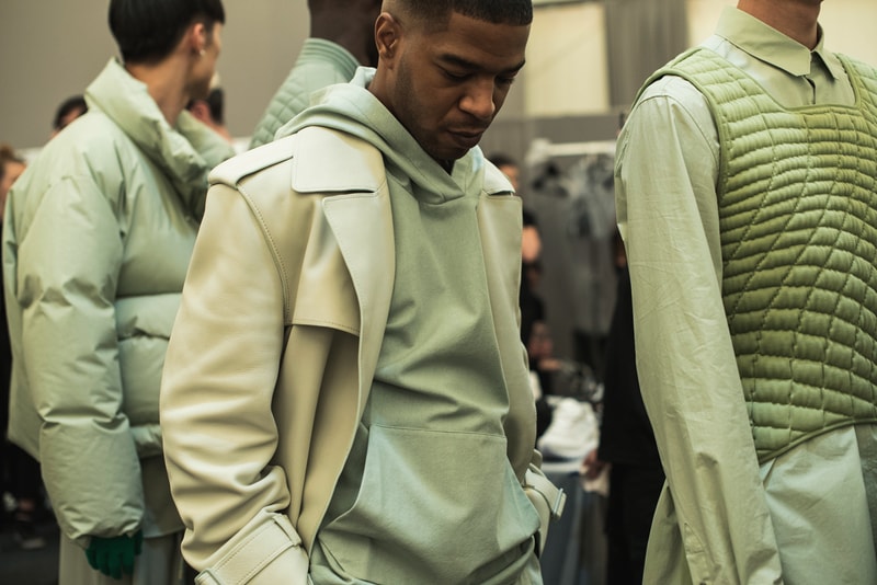 ヴァージル・アブローのビジョンを体現した Louis Vuitton 2019年春夏コレクションのバックステージに潜入 ランウェイルックからは確認することのできない各種アパレル&アクセサリーのディテールを撮影することに成功した服好き必見のフォトセット Virgil Abloh(ヴァージル・アブロー)は、〈Louis Vuitton(ルイ ヴィトン)〉のアーティスティックデザイナー就任後初のランウェイをパリのパレ・ロワイヤル庭園で披露した。歴史的一幕で、今をときめくイリノイ州出身のデザイナーは〈LV〉に未だかつて見たことのない景色を見せたと言っても過言ではないだろう。だが、そのクリエイションの真髄は、バックステージでこそ痛感するものだった。 ベストやポロシャツなどに見られる3Dのジオメトリックパターンで立体感を演出したレイヤード、モノグラムの花型のカフスボタン、大胆な原色使いなど、Virgilは〈Louis Vuitton〉のDNAを従来とは異なるアプローチで体現。また、セーター、スーツ、フーディといったメンズウェアも前衛的なカッティングとステッチワークで新鮮味が付与されると同時に、組み込み式のポーチやジッパー、プルタブなどを応用することで、壮麗なデザインの中にカジュアル/アウトドアウェアに着想を得た機能性を追加している。その一方で、ハイカットシルエットを中心に構成されたスニーカーは、Air Jordanや〈Ewing Athletics(ユーイング アスレチックス)〉などのバスケットシューズを原型に、今後の展開に自然と期待が膨らむデザインのものが数多く出揃った印象だ。そして、言及せずには終われないアクセサリーコレクションだが、ラゲージについてはまさに“型破り”という言葉がよく似合う。Kim Jones(キム・ジョーンズ)政権の頃から変革が見え隠れしたが、建築デザインを背景に持つVirgilが加わったことで、クラシカルなシルエットは全く別物のような表情へと生まれ変わっている。 ランウェイルックからは確認することのできない各プロダクトのディテールワークを是非、上のフォトギャラリーからチェックしてみてほしい。あわせて、本ランウェイのハイライトとも言えるVirgilとKanye West(カニエ・ウェスト)が涙ながらに抱擁しあう感動の1シーンもお見逃しなく。