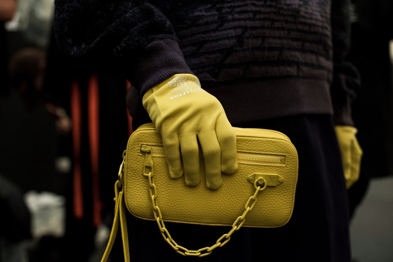 ヴァージル・アブローのビジョンを体現した Louis Vuitton 2019年春夏コレクションのバックステージに潜入 ランウェイルックからは確認することのできない各種アパレル&アクセサリーのディテールを撮影することに成功した服好き必見のフォトセット Virgil Abloh(ヴァージル・アブロー)は、〈Louis Vuitton(ルイ ヴィトン)〉のアーティスティックデザイナー就任後初のランウェイをパリのパレ・ロワイヤル庭園で披露した。歴史的一幕で、今をときめくイリノイ州出身のデザイナーは〈LV〉に未だかつて見たことのない景色を見せたと言っても過言ではないだろう。だが、そのクリエイションの真髄は、バックステージでこそ痛感するものだった。 ベストやポロシャツなどに見られる3Dのジオメトリックパターンで立体感を演出したレイヤード、モノグラムの花型のカフスボタン、大胆な原色使いなど、Virgilは〈Louis Vuitton〉のDNAを従来とは異なるアプローチで体現。また、セーター、スーツ、フーディといったメンズウェアも前衛的なカッティングとステッチワークで新鮮味が付与されると同時に、組み込み式のポーチやジッパー、プルタブなどを応用することで、壮麗なデザインの中にカジュアル/アウトドアウェアに着想を得た機能性を追加している。その一方で、ハイカットシルエットを中心に構成されたスニーカーは、Air Jordanや〈Ewing Athletics(ユーイング アスレチックス)〉などのバスケットシューズを原型に、今後の展開に自然と期待が膨らむデザインのものが数多く出揃った印象だ。そして、言及せずには終われないアクセサリーコレクションだが、ラゲージについてはまさに“型破り”という言葉がよく似合う。Kim Jones(キム・ジョーンズ)政権の頃から変革が見え隠れしたが、建築デザインを背景に持つVirgilが加わったことで、クラシカルなシルエットは全く別物のような表情へと生まれ変わっている。 ランウェイルックからは確認することのできない各プロダクトのディテールワークを是非、上のフォトギャラリーからチェックしてみてほしい。あわせて、本ランウェイのハイライトとも言えるVirgilとKanye West(カニエ・ウェスト)が涙ながらに抱擁しあう感動の1シーンもお見逃しなく。
