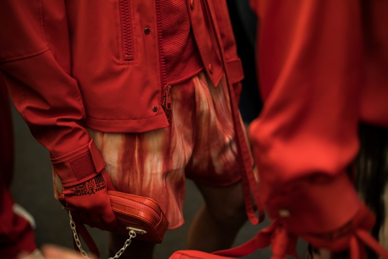 ヴァージル・アブローのビジョンを体現した Louis Vuitton 2019年春夏コレクションのバックステージに潜入 ランウェイルックからは確認することのできない各種アパレル&アクセサリーのディテールを撮影することに成功した服好き必見のフォトセット Virgil Abloh(ヴァージル・アブロー)は、〈Louis Vuitton(ルイ ヴィトン)〉のアーティスティックデザイナー就任後初のランウェイをパリのパレ・ロワイヤル庭園で披露した。歴史的一幕で、今をときめくイリノイ州出身のデザイナーは〈LV〉に未だかつて見たことのない景色を見せたと言っても過言ではないだろう。だが、そのクリエイションの真髄は、バックステージでこそ痛感するものだった。 ベストやポロシャツなどに見られる3Dのジオメトリックパターンで立体感を演出したレイヤード、モノグラムの花型のカフスボタン、大胆な原色使いなど、Virgilは〈Louis Vuitton〉のDNAを従来とは異なるアプローチで体現。また、セーター、スーツ、フーディといったメンズウェアも前衛的なカッティングとステッチワークで新鮮味が付与されると同時に、組み込み式のポーチやジッパー、プルタブなどを応用することで、壮麗なデザインの中にカジュアル/アウトドアウェアに着想を得た機能性を追加している。その一方で、ハイカットシルエットを中心に構成されたスニーカーは、Air Jordanや〈Ewing Athletics(ユーイング アスレチックス)〉などのバスケットシューズを原型に、今後の展開に自然と期待が膨らむデザインのものが数多く出揃った印象だ。そして、言及せずには終われないアクセサリーコレクションだが、ラゲージについてはまさに“型破り”という言葉がよく似合う。Kim Jones(キム・ジョーンズ)政権の頃から変革が見え隠れしたが、建築デザインを背景に持つVirgilが加わったことで、クラシカルなシルエットは全く別物のような表情へと生まれ変わっている。 ランウェイルックからは確認することのできない各プロダクトのディテールワークを是非、上のフォトギャラリーからチェックしてみてほしい。あわせて、本ランウェイのハイライトとも言えるVirgilとKanye West(カニエ・ウェスト)が涙ながらに抱擁しあう感動の1シーンもお見逃しなく。