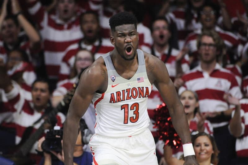 来季を占う NBA ドラフト 2018 の指名結果が発表 全体指名権1位を持つフェニックス・サンズは現代的なビッグマン屈指の逸材、ディアンドレ・エイトンを獲得 「2018 FIFA ワールドカップ」の裏側で、NBAは日本時間の今日、来季を占うNBAドラフトを開催した。今季のドラ1はアリゾナ大学のセンター、Deandre Ayton（ディアンドレ・エイトン）。フェニックス・サンズは機動力とアウトサイドスキルを兼ね備えた新時代のビッグマンを獲得し、遂にDevin Booker（デビン・ブッカー）の有力なパートナーを迎えることができた。続く第2位は名門デューク大で1試合平均21.0得点11.1リバウンドFG成功率61.4%という驚異的なスタッツを残したフォワード、Marvin Bagley（マービン・バグリー）がサクラメント・キングスに。そして、19歳にしてユーロリーグの最優秀選手を受賞した大型ガードのLuka Doncic（ルカ・ドンチッチ）はアトランタ・ホークスから全体第3位で指名を受けた。その他では、カレッジNo.1スコアラーとも称されるTrae Young（トレイ・ヤング）がダラス・マーベリックス、7フッターを誇る全米屈指のディフェンシブセンターMohamed Bamba（モハメッド・バンバ）がオーランド・マジック、大学では怪我に泣かされ3試合しかプレーできなかったが同世代の高校No.1プレーヤーだったMichael Porter Jr.（マイケル・ポーター Jr.）がデンバー・ナゲッツに。今後はLeBron James（レブロン・ジェームズ）を含む先輩選手たちの去就にも注目が集まるが、今年のルーキー勢がどのような活躍を見せてくれるのか、期待がかかる。