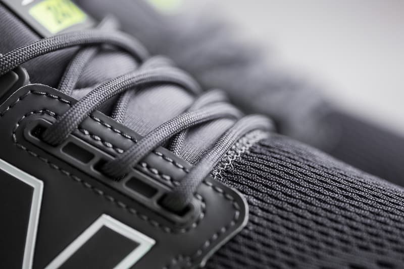 New Balance より機能性とトレンドを兼備した2018年の新モデル 247v2 が登場 〈NB〉伝統の履き心地を一層追求すると同時に、厚みのあるソールが今の気分にハマる 様々な独自クッショニングシステムが開発される今、スニーカーゲームでは“履き心地”が支持される上で欠かせないエッセンスとなっている。その履き心地において、他を圧倒するのが〈New Balance（ニュー バランス）〉だ。  ボストンに本社を置く同スポーツシューズメーカーには数字をモデル名に掲げたフラッグシップモデルが数多く存在する。その中でも24時間、7日間、人々の足元を快適にサポートするシューズとして〈NB〉の伝統的なクラフトマンシップとクオリティーを現代のテクノロジーとデザインと結び付けて誕生した247より、2018年の新モデル、247v2が登場。本作は洗練されたデザインを踏襲しつつ、ボリューム感のあるREVLITEミッドソールを採用することで、昨今のトレンドのひとつである厚みを追加。また、ワンピース構造のアッパーは左右非対称のバンプ構造でスムーズな足入れを実現したほか、足首周りを快適にサポートするライニング、フィット性に優れたブーティ構造がストレスなく足元をサポートしてくれる。  進化を遂げた247v2は11,000円（税抜）で、6月30日（土）より全国の〈New Balance〉取扱店舗にて発売。また、発売日同日の0時にから渋谷に24時間限定で登場する“247 POP-UP STORE”では、247v2のキーモデル“TRITIUM PACK”の販売に加えて、Disclosure（ディスクロージャー）やSam Smith（サム・スミス）の映像などを手がけるロンドンのアーティスト、Kate Moross（ケイト・モーロス）を招聘し、来場者参加型アートコンテンツも用意しているとのことだ。夏のワードローブに色を添える一足をいち早く手に入れるために、是非足を運んでみてはいかがだろうか。