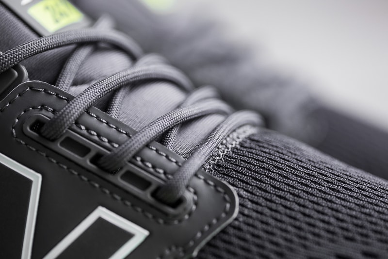 New Balance より機能性とトレンドを兼備した2018年の新モデル 247v2 が登場 〈NB〉伝統の履き心地を一層追求すると同時に、厚みのあるソールが今の気分にハマる 様々な独自クッショニングシステムが開発される今、スニーカーゲームでは“履き心地”が支持される上で欠かせないエッセンスとなっている。その履き心地において、他を圧倒するのが〈New Balance（ニュー バランス）〉だ。  ボストンに本社を置く同スポーツシューズメーカーには数字をモデル名に掲げたフラッグシップモデルが数多く存在する。その中でも24時間、7日間、人々の足元を快適にサポートするシューズとして〈NB〉の伝統的なクラフトマンシップとクオリティーを現代のテクノロジーとデザインと結び付けて誕生した247より、2018年の新モデル、247v2が登場。本作は洗練されたデザインを踏襲しつつ、ボリューム感のあるREVLITEミッドソールを採用することで、昨今のトレンドのひとつである厚みを追加。また、ワンピース構造のアッパーは左右非対称のバンプ構造でスムーズな足入れを実現したほか、足首周りを快適にサポートするライニング、フィット性に優れたブーティ構造がストレスなく足元をサポートしてくれる。  進化を遂げた247v2は11,000円（税抜）で、6月30日（土）より全国の〈New Balance〉取扱店舗にて発売。また、発売日同日の0時にから渋谷に24時間限定で登場する“247 POP-UP STORE”では、247v2のキーモデル“TRITIUM PACK”の販売に加えて、Disclosure（ディスクロージャー）やSam Smith（サム・スミス）の映像などを手がけるロンドンのアーティスト、Kate Moross（ケイト・モーロス）を招聘し、来場者参加型アートコンテンツも用意しているとのことだ。夏のワードローブに色を添える一足をいち早く手に入れるために、是非足を運んでみてはいかがだろうか。