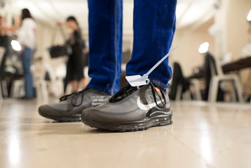Off-White™ 2019年春夏コレクションのバックステージに潜入 〈Nike〉とのコラボレーション継続を確約する初見のAir Max 97も確認 Virgil Abloh(ヴァージル・アブロー)がパリファッションウィーク期間中に発表した〈Off-White™(オフホワイト)〉の2019年春夏コレクションは、1980〜90年代のアメリカのユースカルチャーを現代的に解釈すると同時に、Futura(フューチュラ)などにも多大な影響を与えたイーストブルックリンの伝説のグラフィティーライター、Dondi White(ドンディ・ホワイト)にトリビュートを捧げるものだった。 『HYPEBEAST』はこの文化的背景を感じさせるランウェイの舞台裏に潜入。コレクションでは“DONDI”の名を配したTシャツのほか、“Style Master”の異名を持つ彼の作風にオマージュを捧げるグラフィティを随所で確認。また、コレクションの中核をなすデニムピースもスカルモチーフやウィットに富んだリング使い、ダメージ/ペイント加工など、細部にまで一切の抜かりがなく、『ザ・シンプソンズ』のバートがフロントを飾るニットやTシャツはまさに90’sの象徴のひとつであるキャラクターものの最たる例だろう。 一方で、〈Nike(ナイキ)〉とのコラボレーションからも初見のスニーカーがベールを脱いだ。ベースに採用したのは、Air Max 97。グレーのアッパーはシームレスな仕上がりで、サイドにはグラデーションのスウッシュをセットしたものも。どのタイミングでのリリースになるのかは〈Nike〉からのアップデートを待つ必要がありそうだが、両者の関係はまだまだ継続路線と見ていいだろう。 〈Off-White™〉の2019年春夏コレクションの全貌を解明するバックステージフォトは、上のフォトギャラリーから。あわせて、同コレクションのランウェイルックもお見逃しなく。