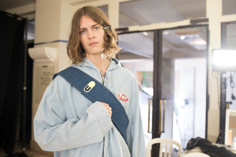 Off-White™ 2019年春夏コレクションのバックステージに潜入 〈Nike〉とのコラボレーション継続を確約する初見のAir Max 97も確認 Virgil Abloh（ヴァージル・アブロー）がパリファッションウィーク期間中に発表した〈Off-White™（オフホワイト）〉の2019年春夏コレクションは、1980〜90年代のアメリカのユースカルチャーを現代的に解釈すると同時に、Futura（フューチュラ）などにも多大な影響を与えたイーストブルックリンの伝説のグラフィティーライター、Dondi White（ドンディ・ホワイト）にトリビュートを捧げるものだった。  『HYPEBEAST』はこの文化的背景を感じさせるランウェイの舞台裏に潜入。コレクションでは“DONDI”の名を配したTシャツのほか、“Style Master”の異名を持つ彼の作風にオマージュを捧げるグラフィティを随所で確認。また、コレクションの中核をなすデニムピースもスカルモチーフやウィットに富んだリング使い、ダメージ/ペイント加工など、細部にまで一切の抜かりがなく、『ザ・シンプソンズ』のバートがフロントを飾るニットやTシャツはまさに90’sの象徴のひとつであるキャラクターものの最たる例だろう。  一方で、〈Nike（ナイキ）〉とのコラボレーションからも初見のスニーカーがベールを脱いだ。ベースに採用したのは、Air Max 97。グレーのアッパーはシームレスな仕上がりで、サイドにはグラデーションのスウッシュをセットしたものも。どのタイミングでのリリースになるのかは〈Nike〉からのアップデートを待つ必要がありそうだが、両者の関係はまだまだ継続路線と見ていいだろう。  〈Off-White™〉の2019年春夏コレクションの全貌を解明するバックステージフォトは、上のフォトギャラリーから。あわせて、同コレクションのランウェイルックもお見逃しなく。